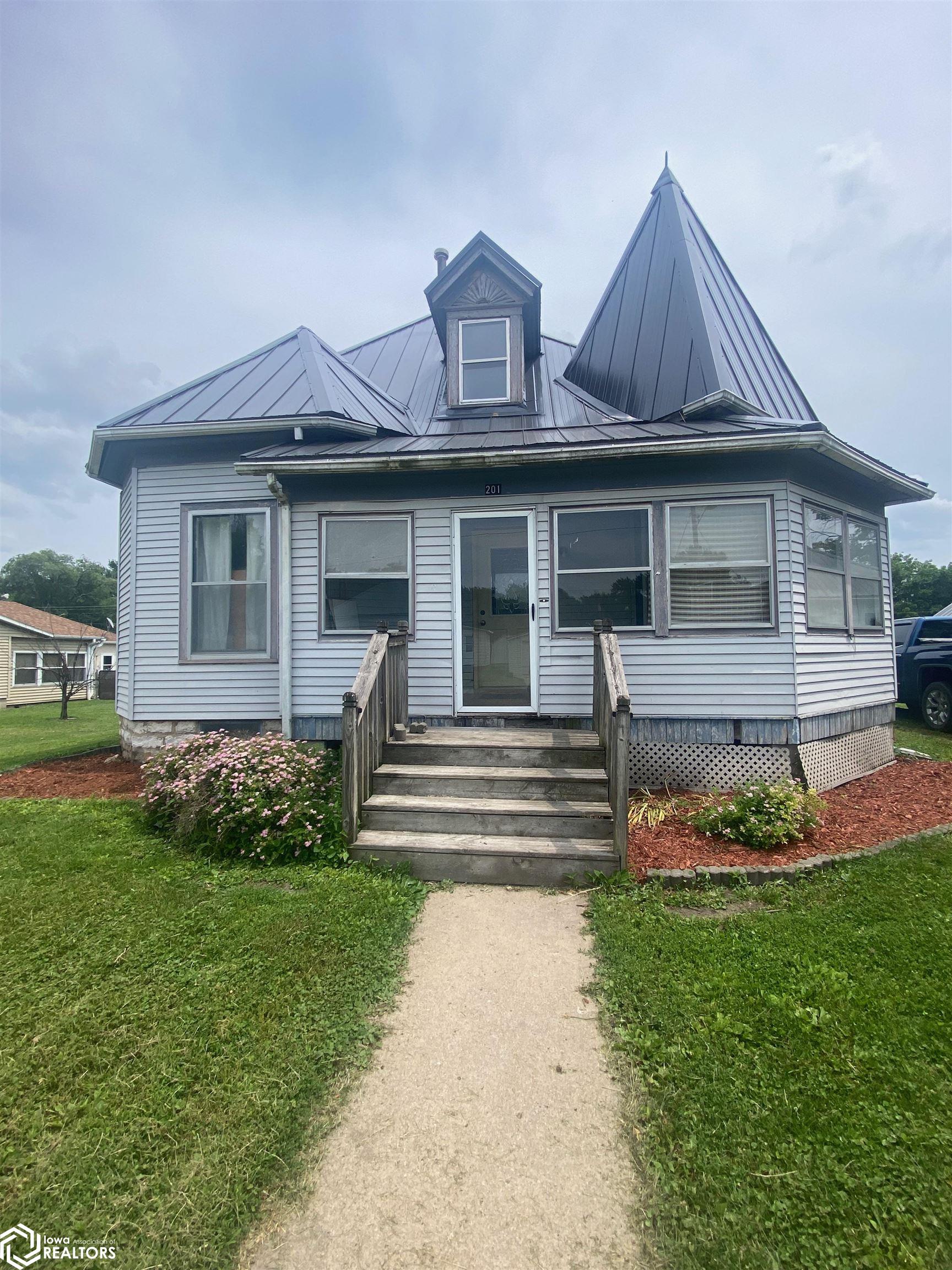 201 N Main Street, Libertyville, Iowa image 1
