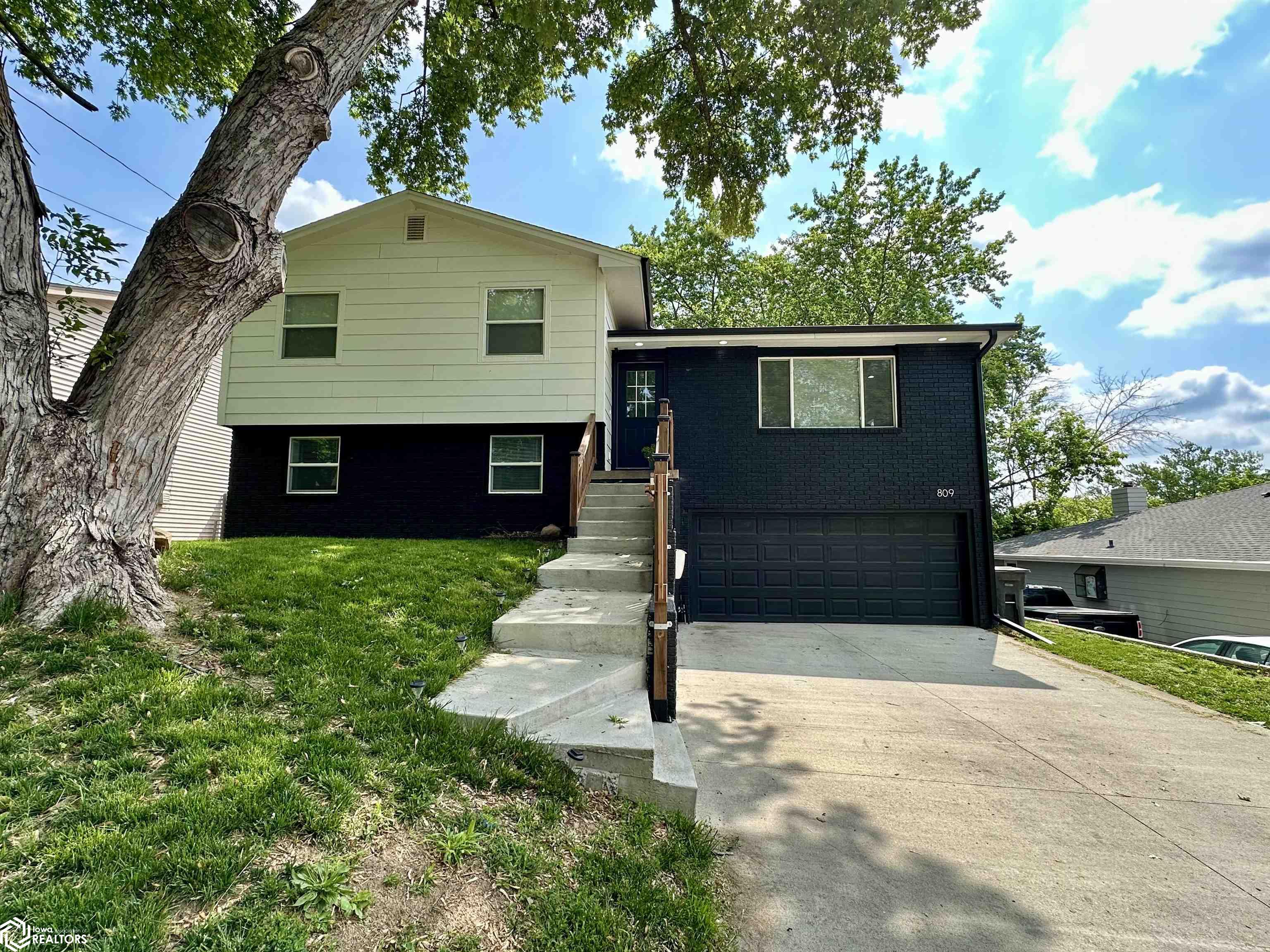 809 Knob Hill Drive, Des Moines, Iowa image 1