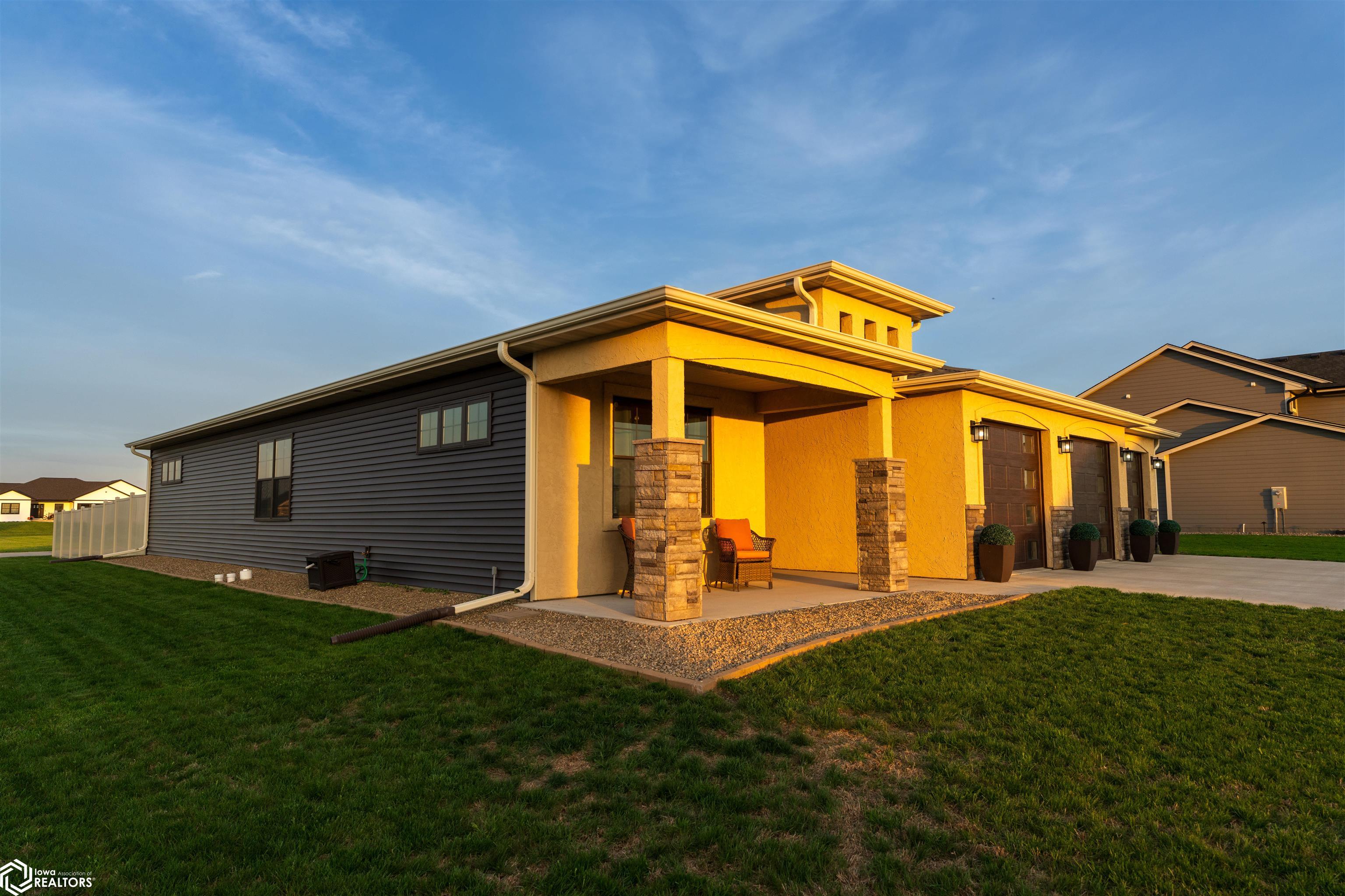 2018 Spaulding Lane, Grinnell, Iowa image 2