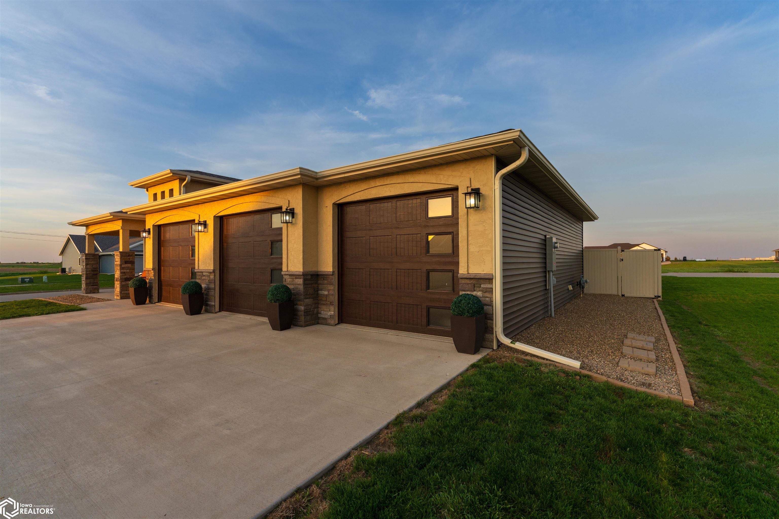 2018 Spaulding Lane, Grinnell, Iowa image 3