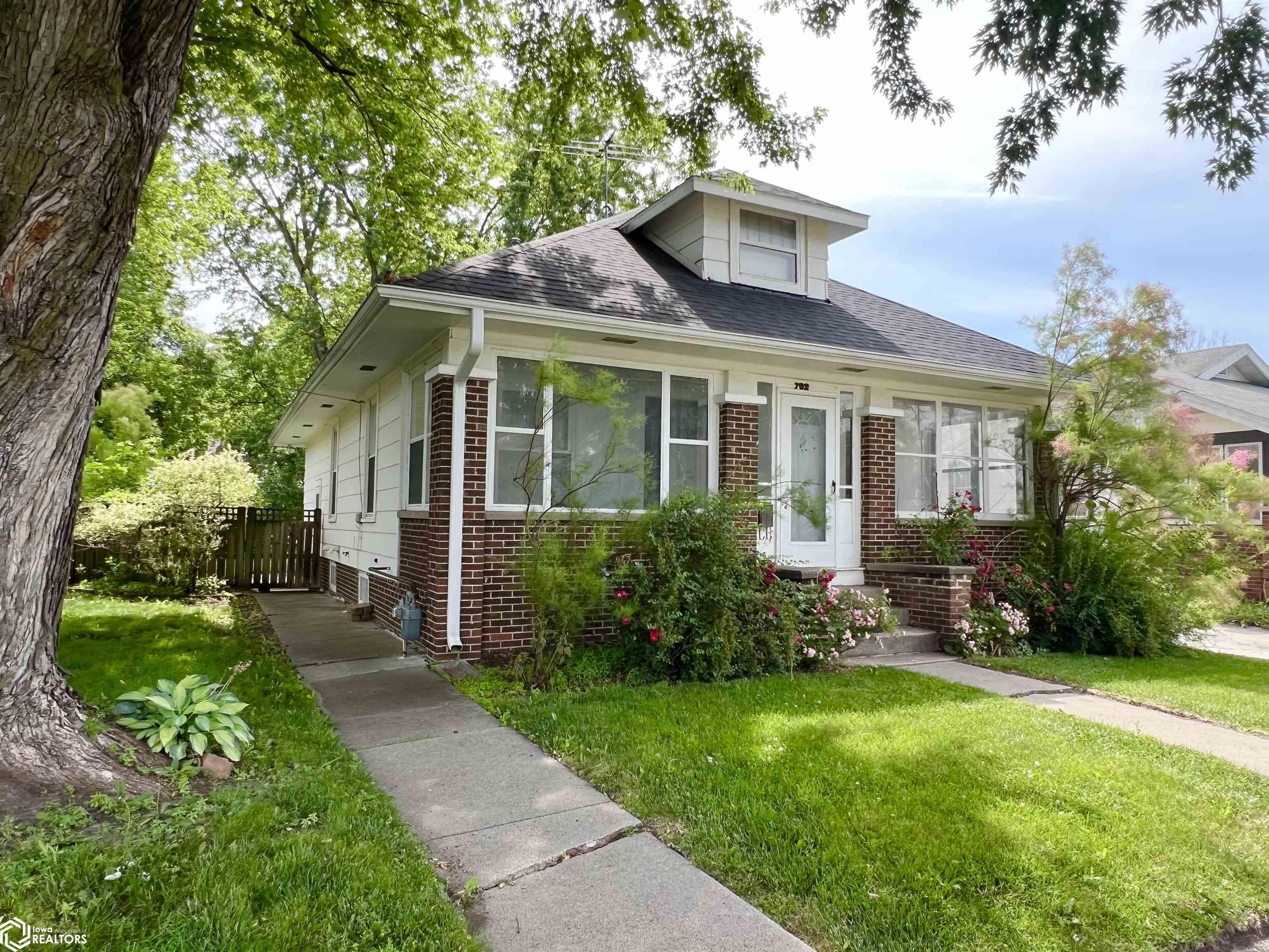 702 W 6th Street, Newton, Iowa image 1