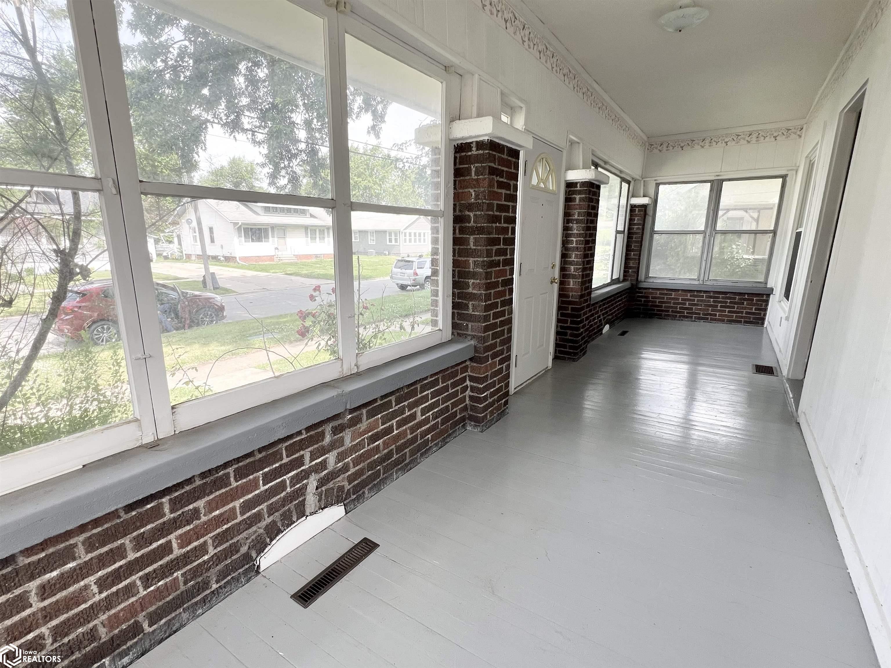 702 W 6th Street, Newton, Iowa image 2