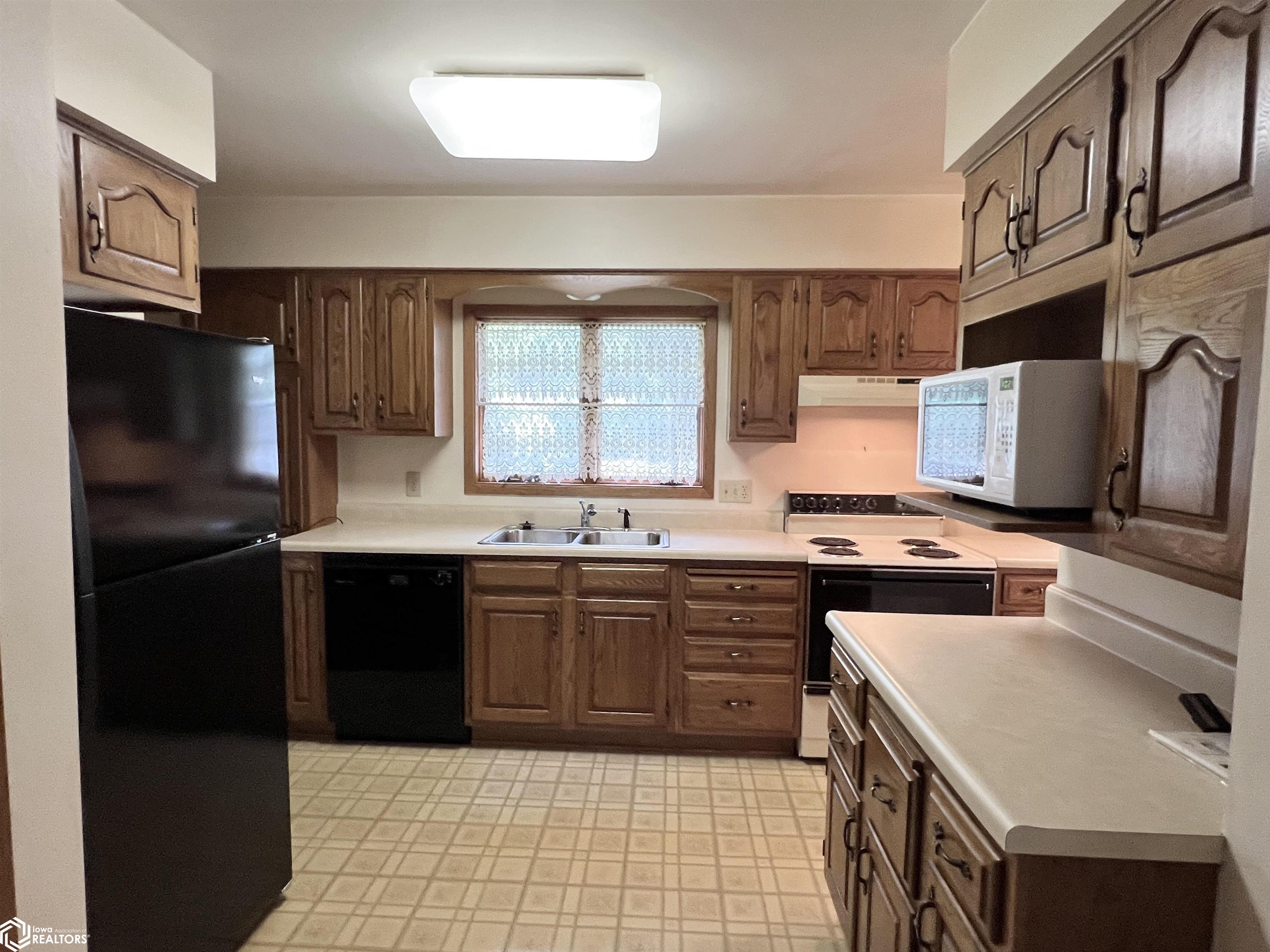 702 W 6th Street, Newton, Iowa image 9