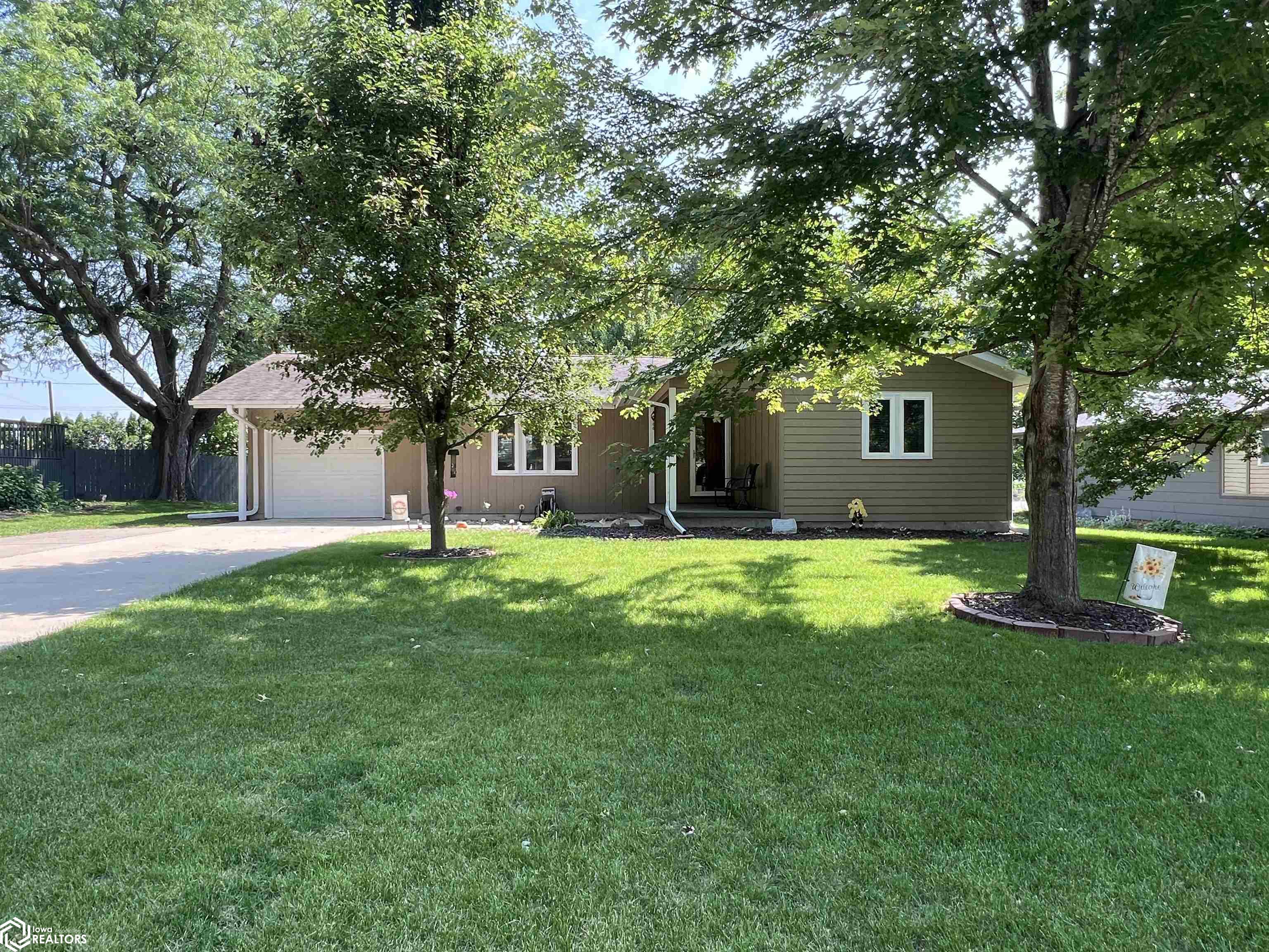 1002 Hillcrest Drive, Fairfield, Iowa image 1