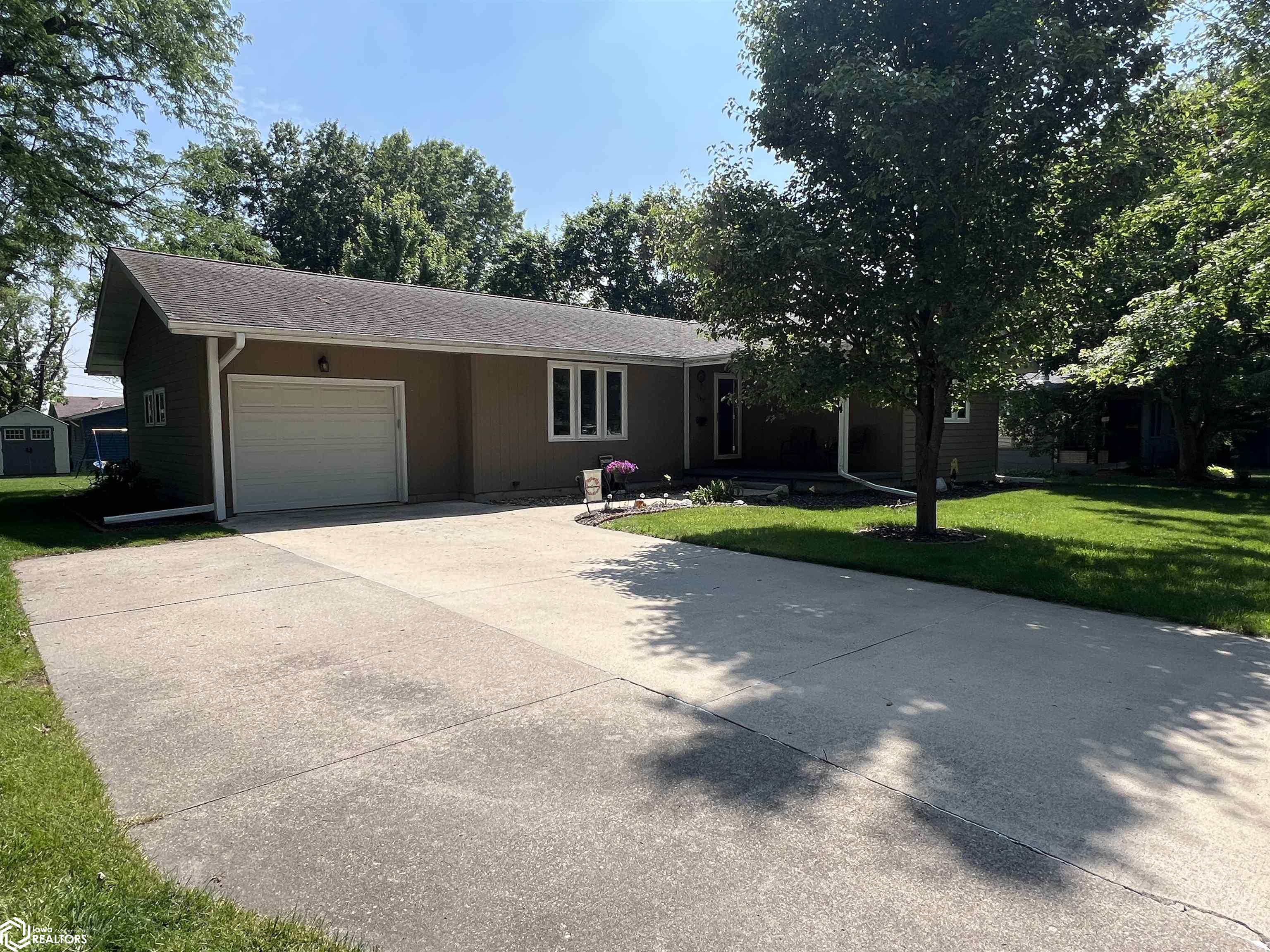 1002 Hillcrest Drive, Fairfield, Iowa image 2