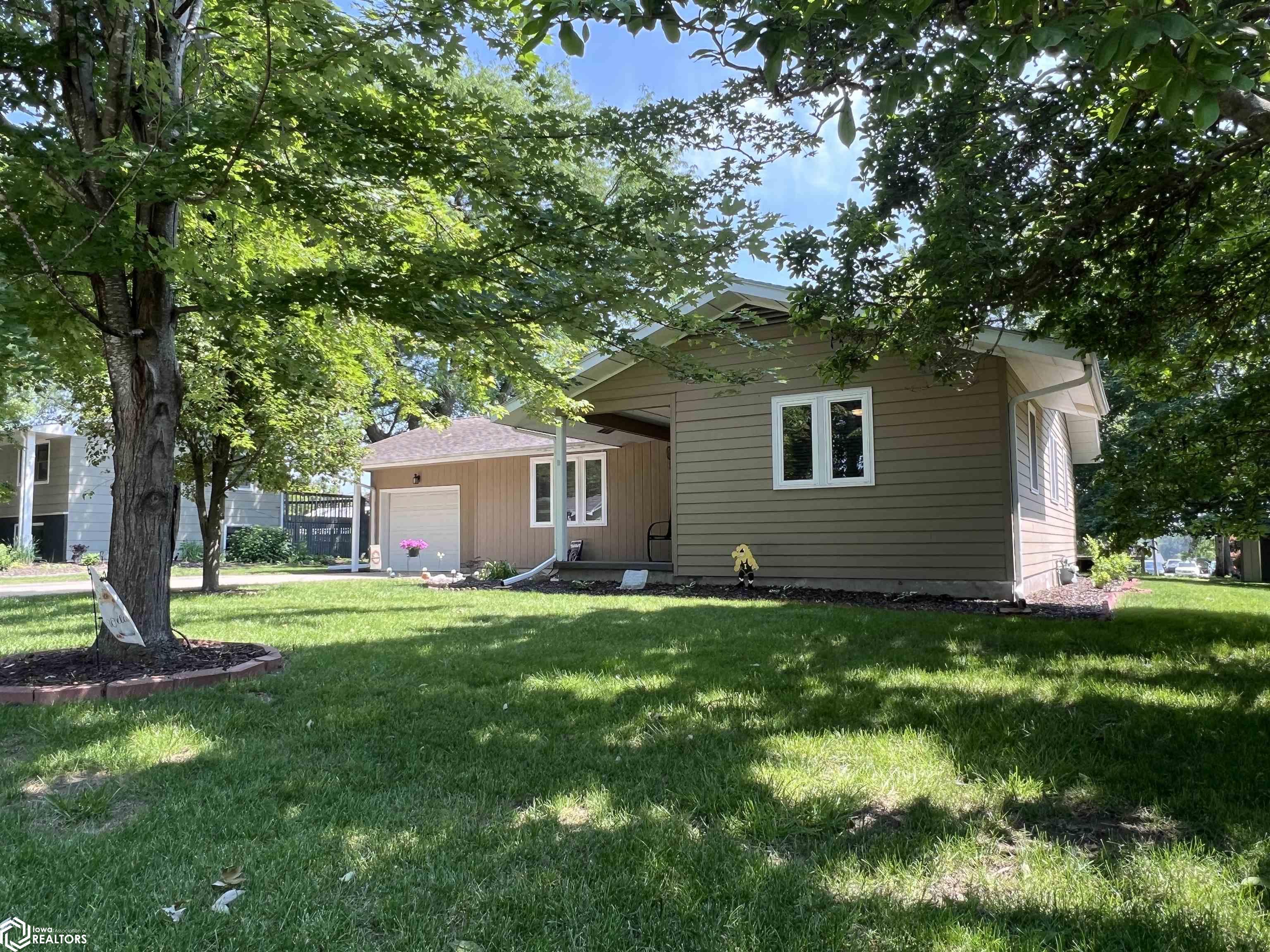 1002 Hillcrest Drive, Fairfield, Iowa image 4