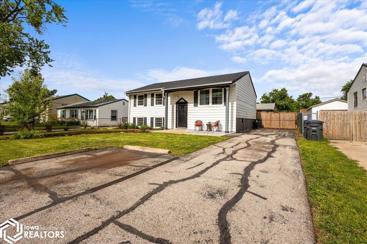 4022 Ramelle Drive, Council Bluffs, Iowa image 2