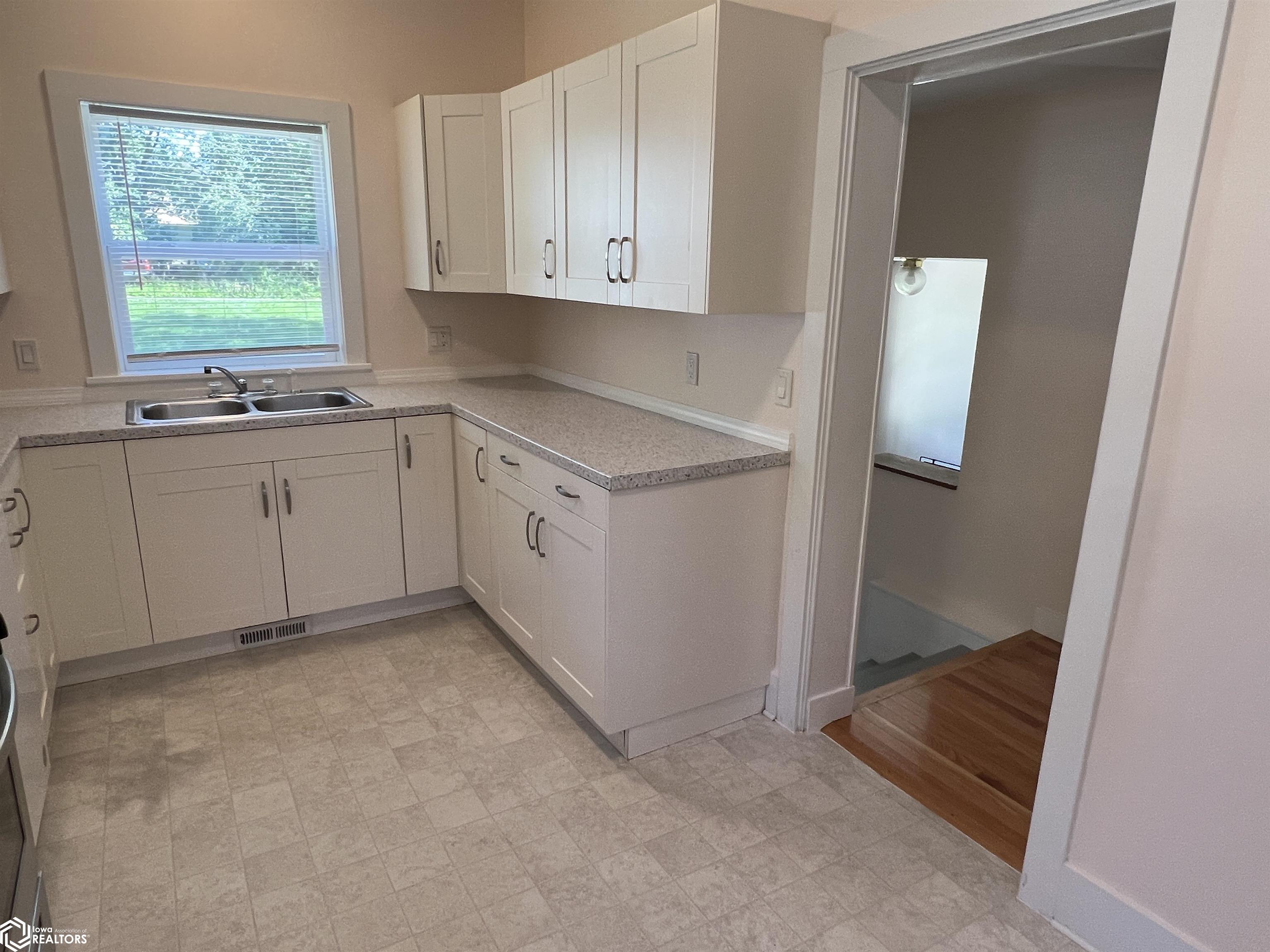 305 W Jackson Avenue, Fairfield, Iowa image 12