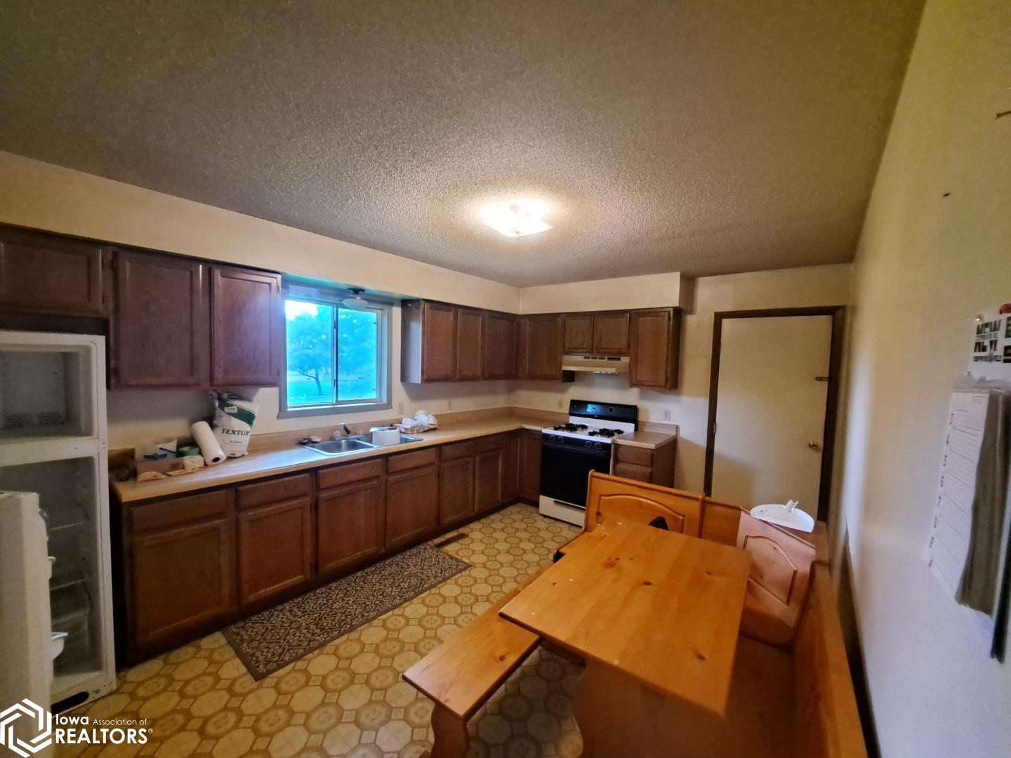 816 W 12th Ave N, Clear Lake, Iowa image 3