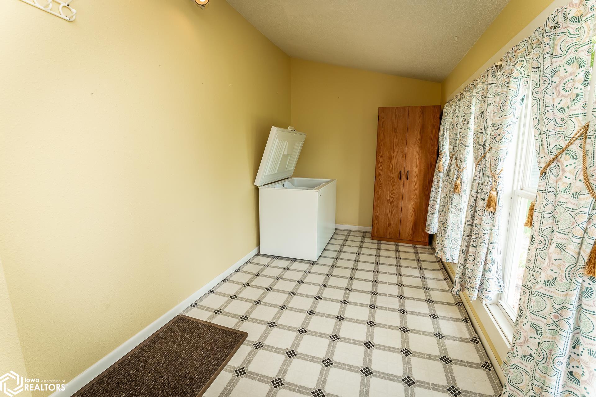 302 E Church Street, Laurel, Iowa image 32