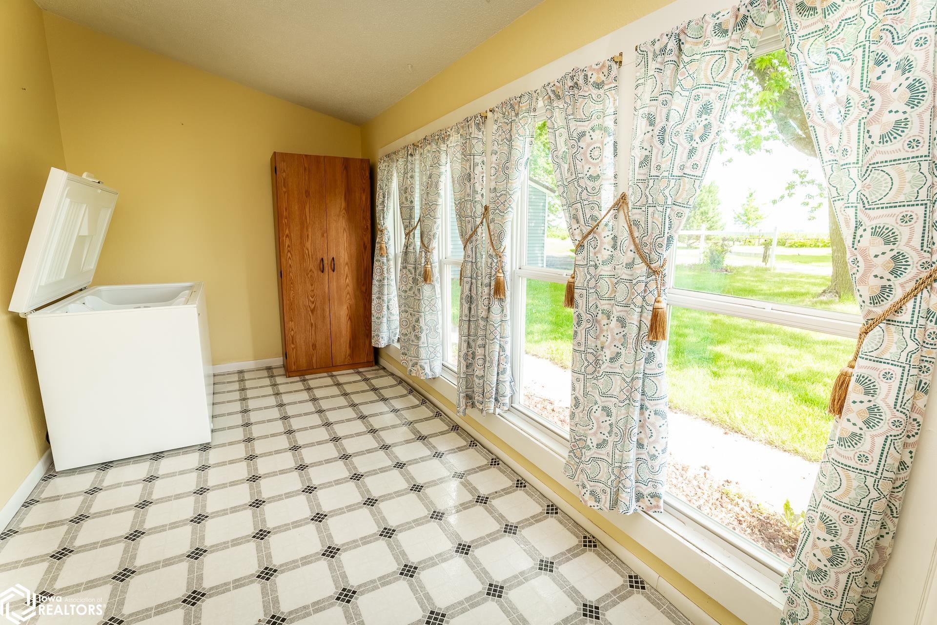 302 E Church Street, Laurel, Iowa image 33