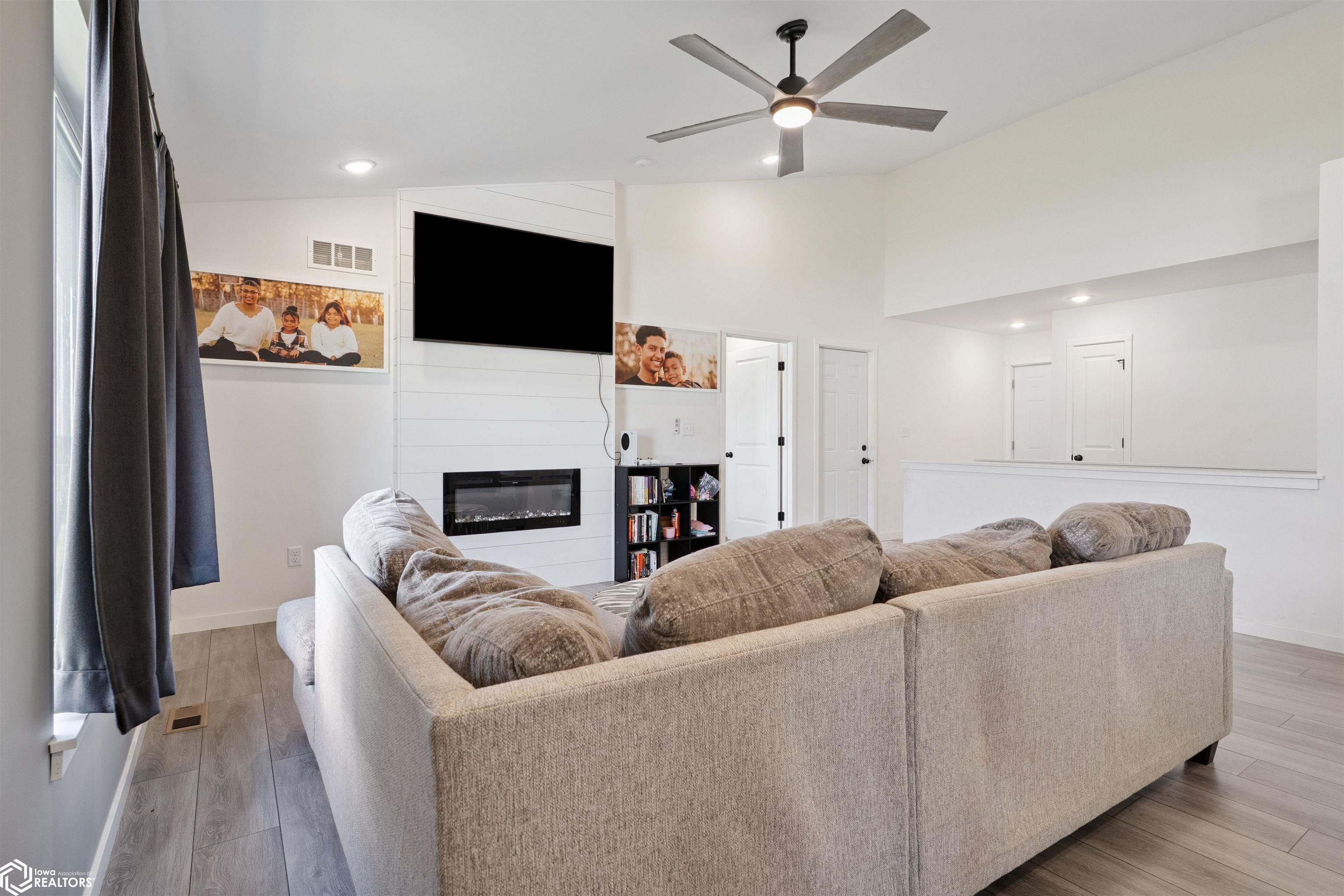 1006 S 11th Avenue, Washington, Iowa image 3