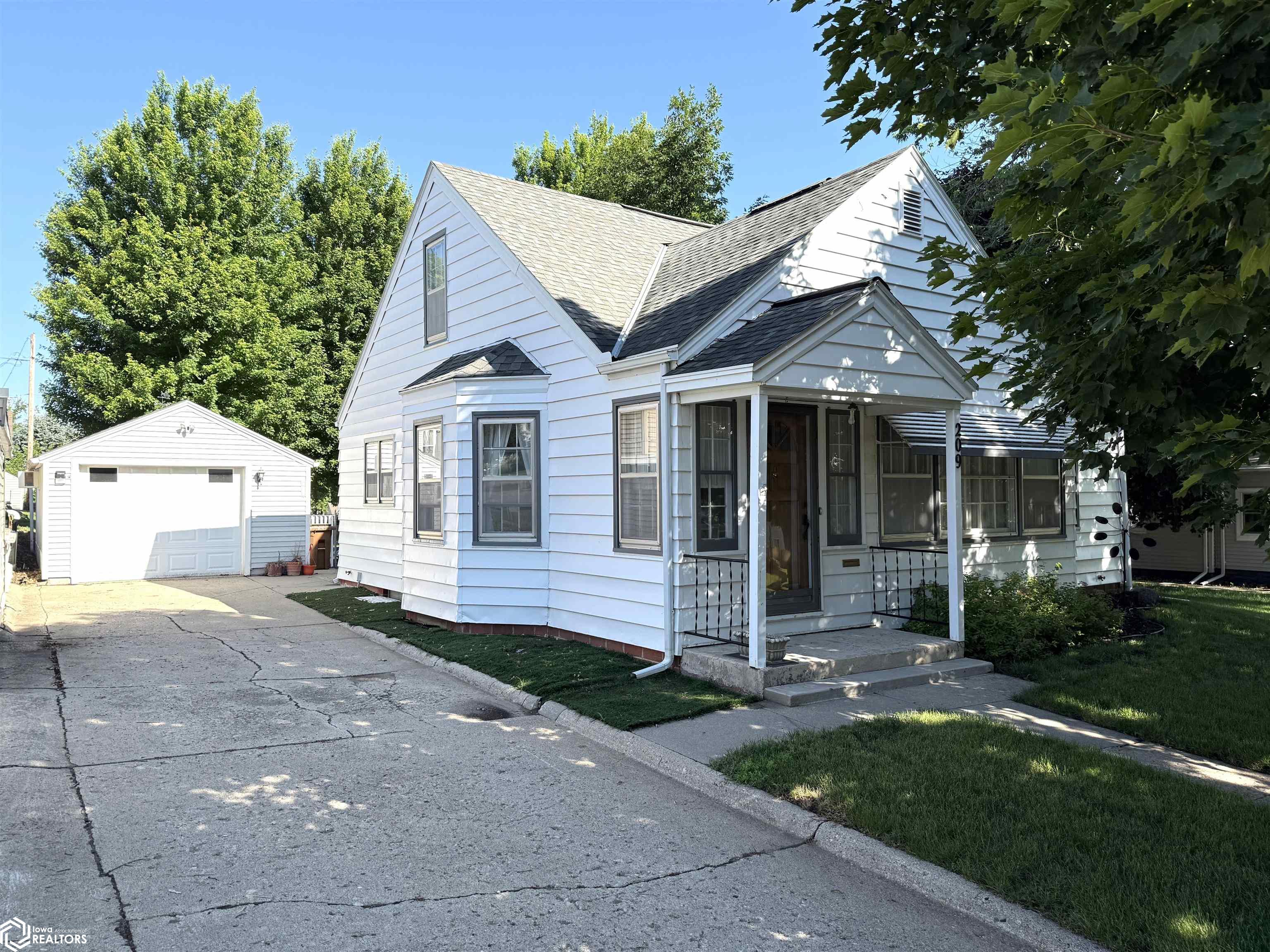 209 N East Street, Carroll, Iowa image 1