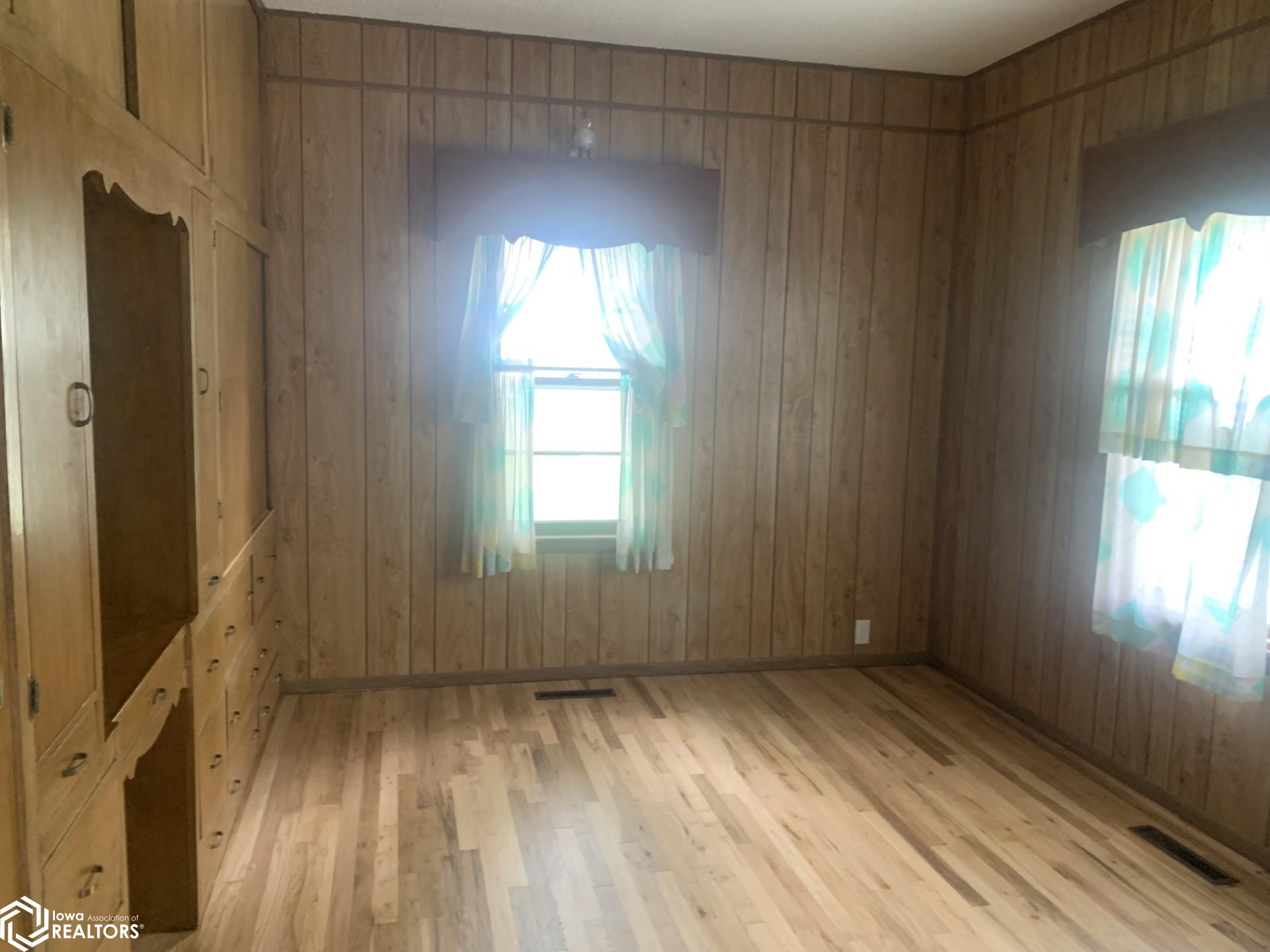 305 NW 8th Street, Leon, Iowa image 7