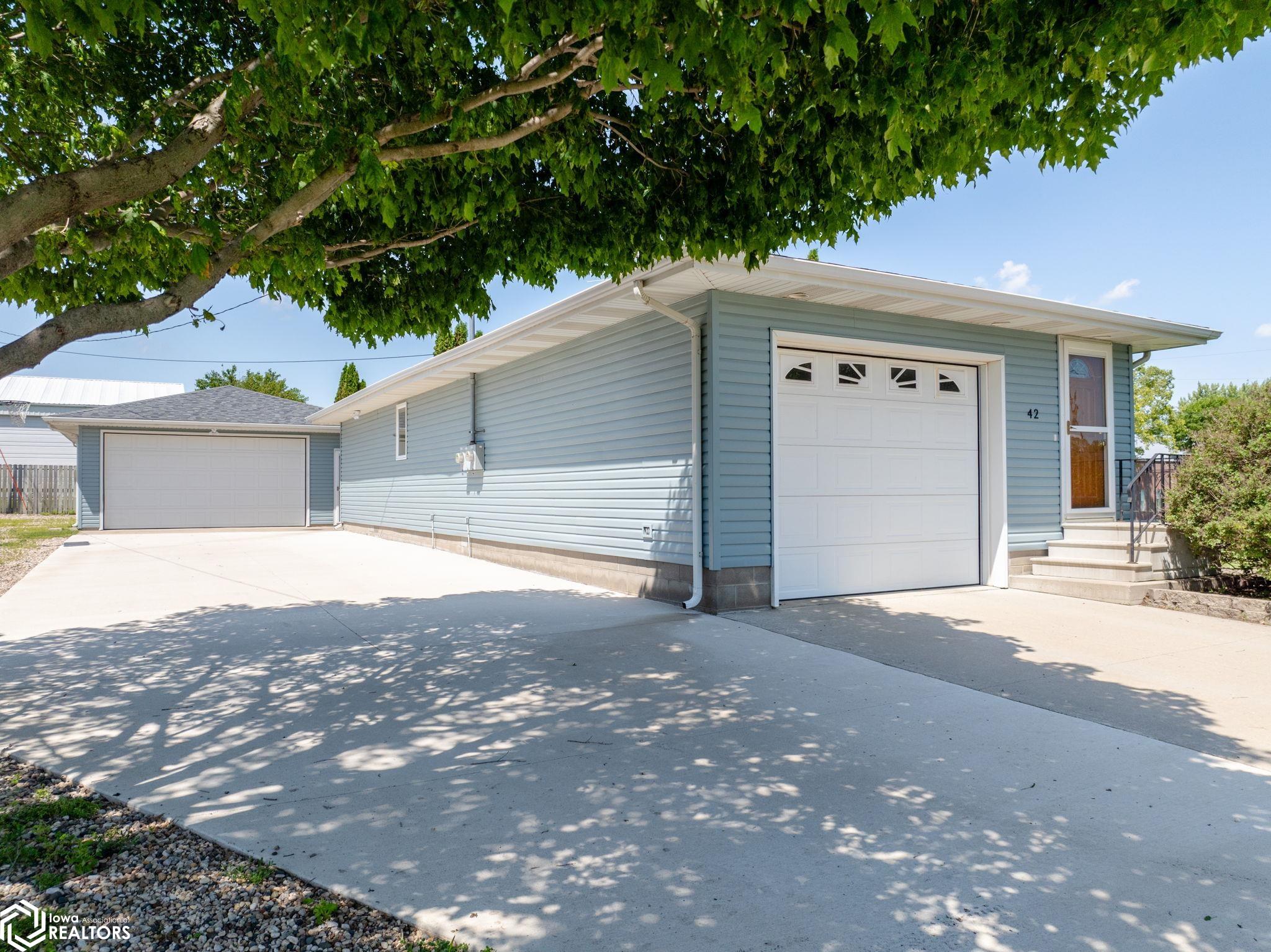 42 33rd Street, Mason City, Iowa image 1