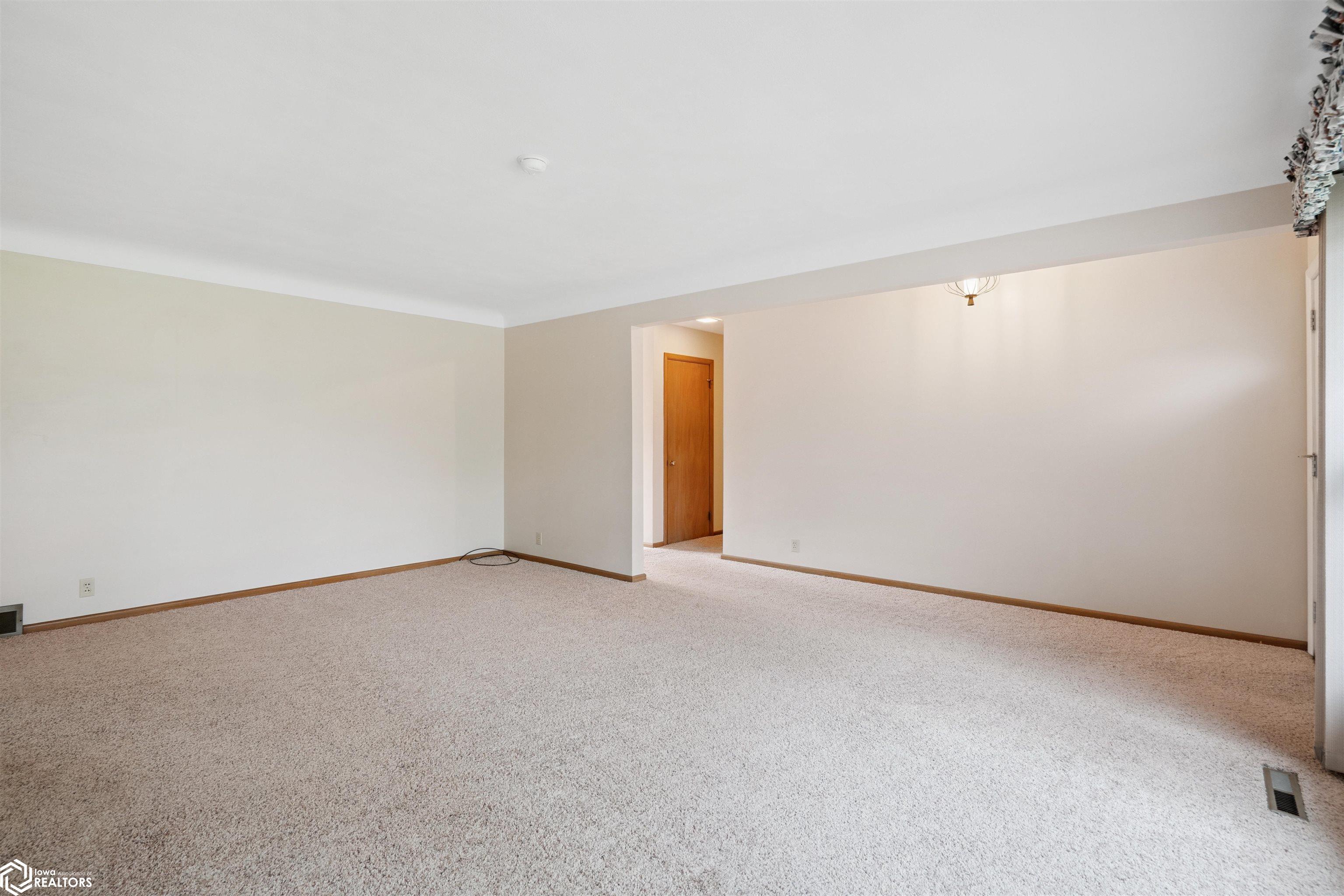 7 Edgeland Drive, Marshalltown, Iowa image 4