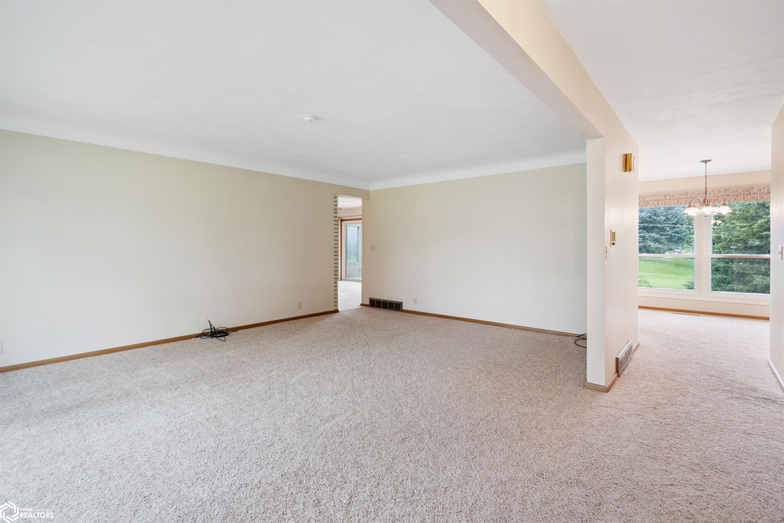 7 Edgeland Drive, Marshalltown, Iowa image 5
