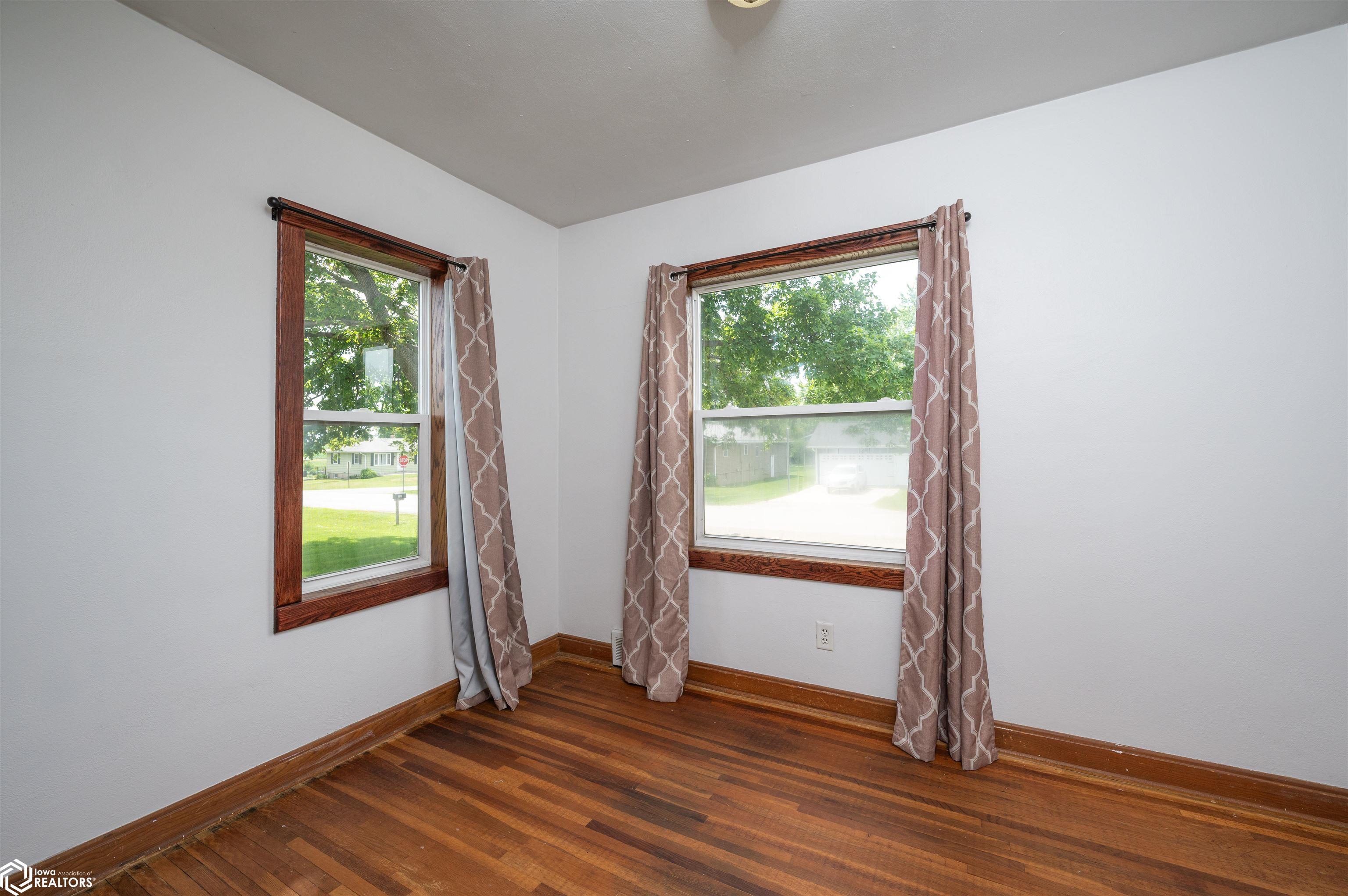 506 E 3rd Street, Newhall, Iowa image 6
