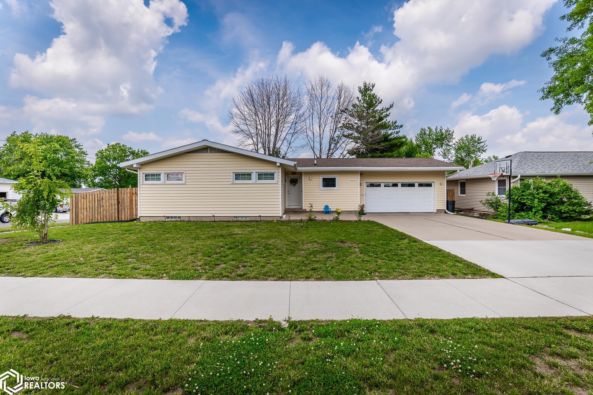 307 Edgeland Drive, Marshalltown, Iowa image 1
