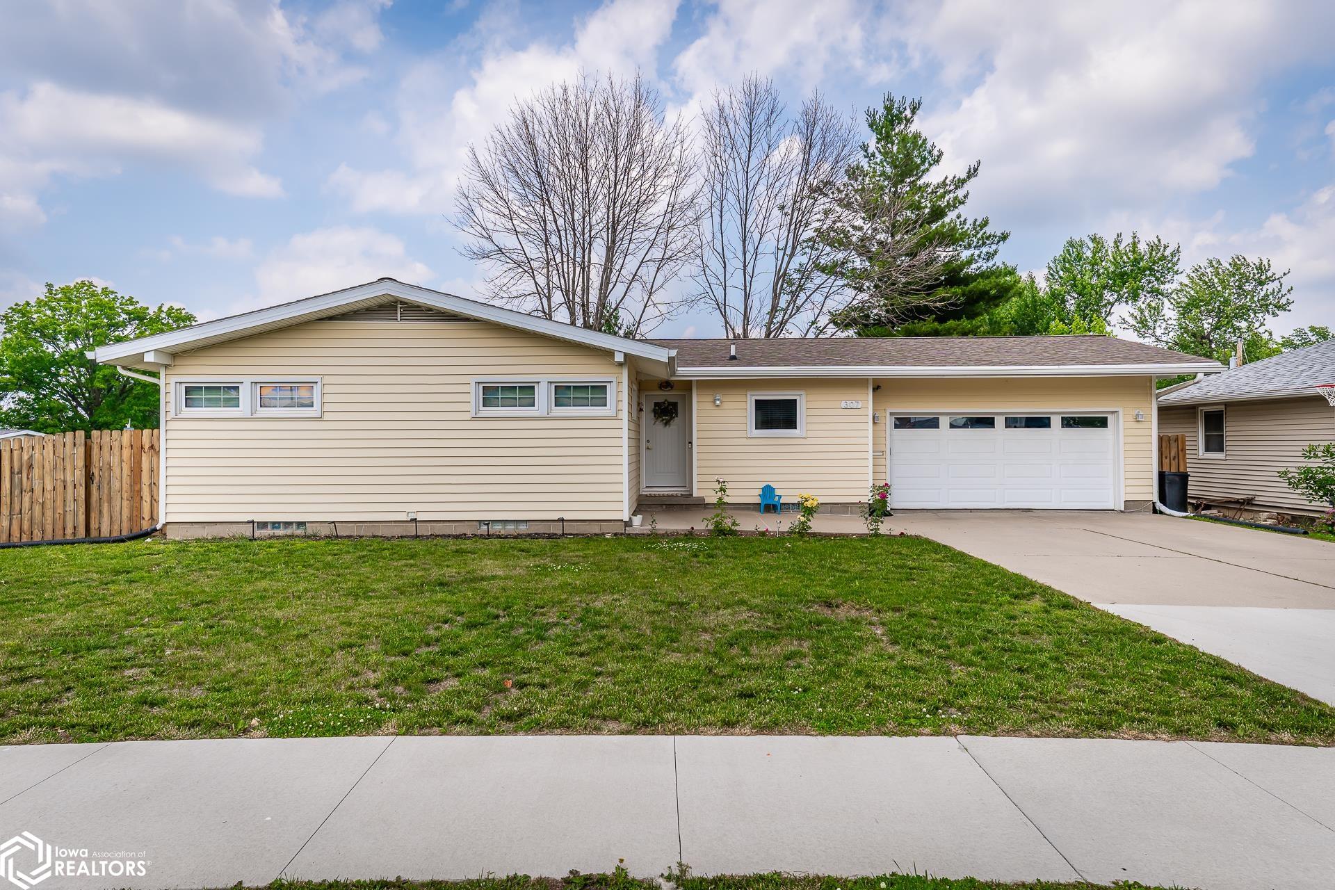307 Edgeland Drive, Marshalltown, Iowa image 2