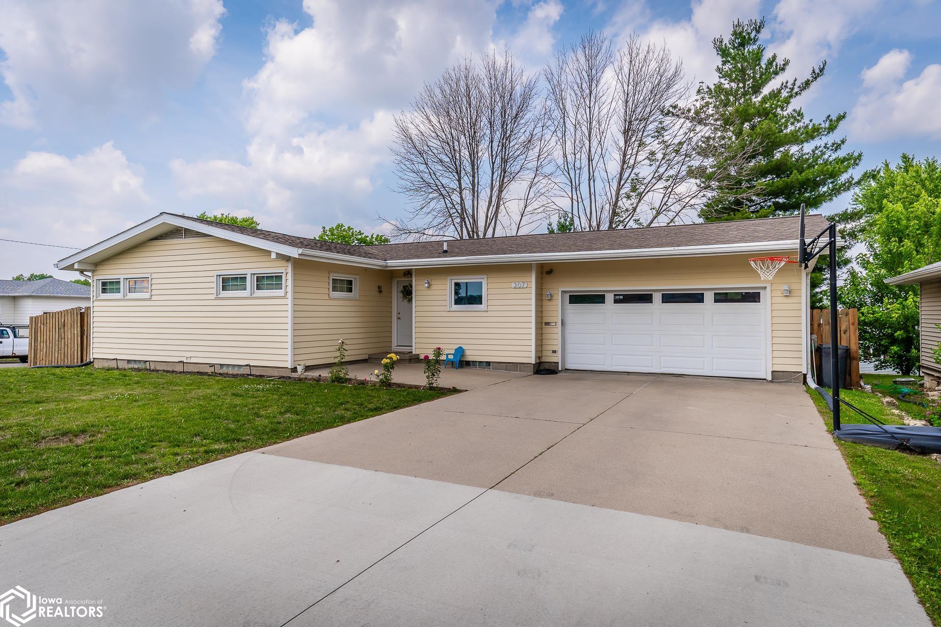 307 Edgeland Drive, Marshalltown, Iowa image 3