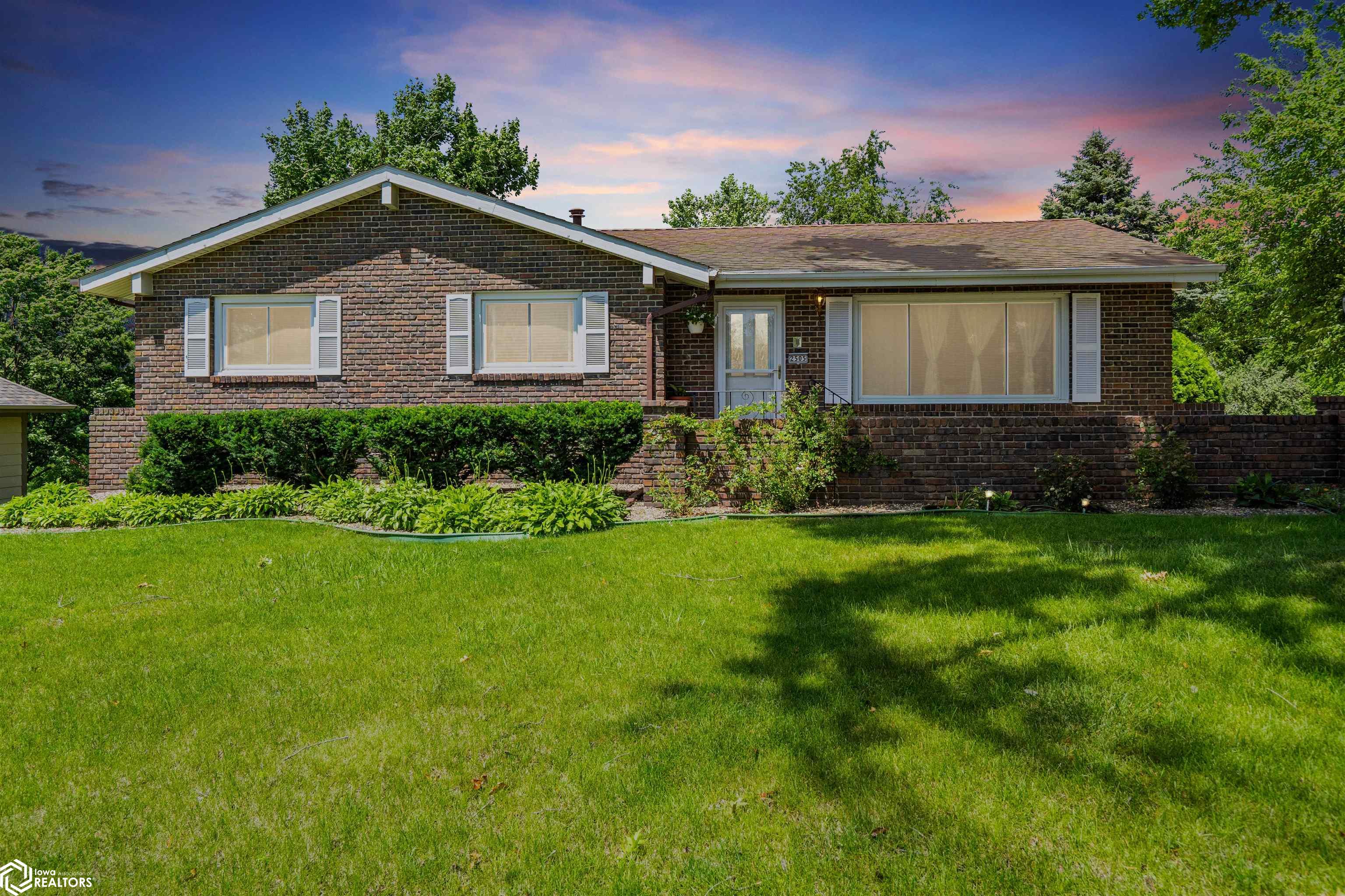 2505 Reyclif Drive, Marshalltown, Iowa image 2