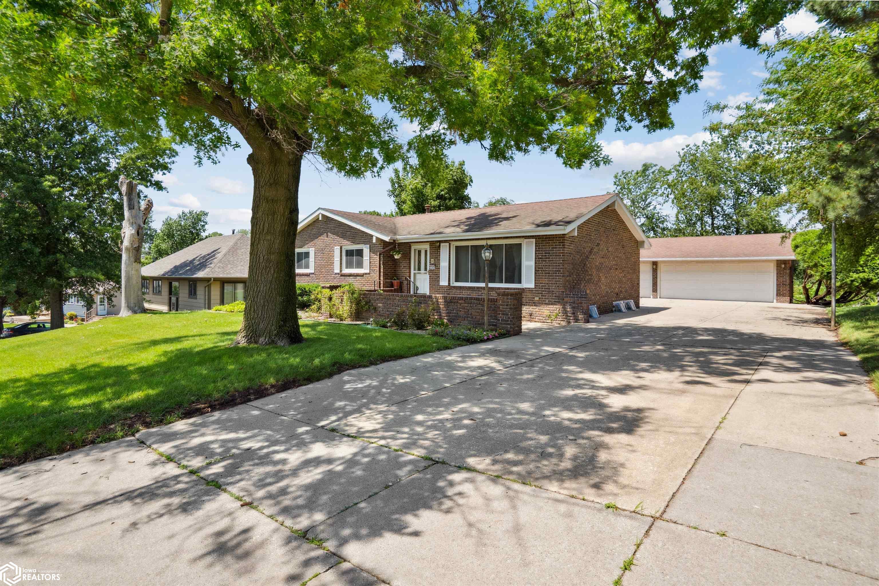 2505 Reyclif Drive, Marshalltown, Iowa image 3