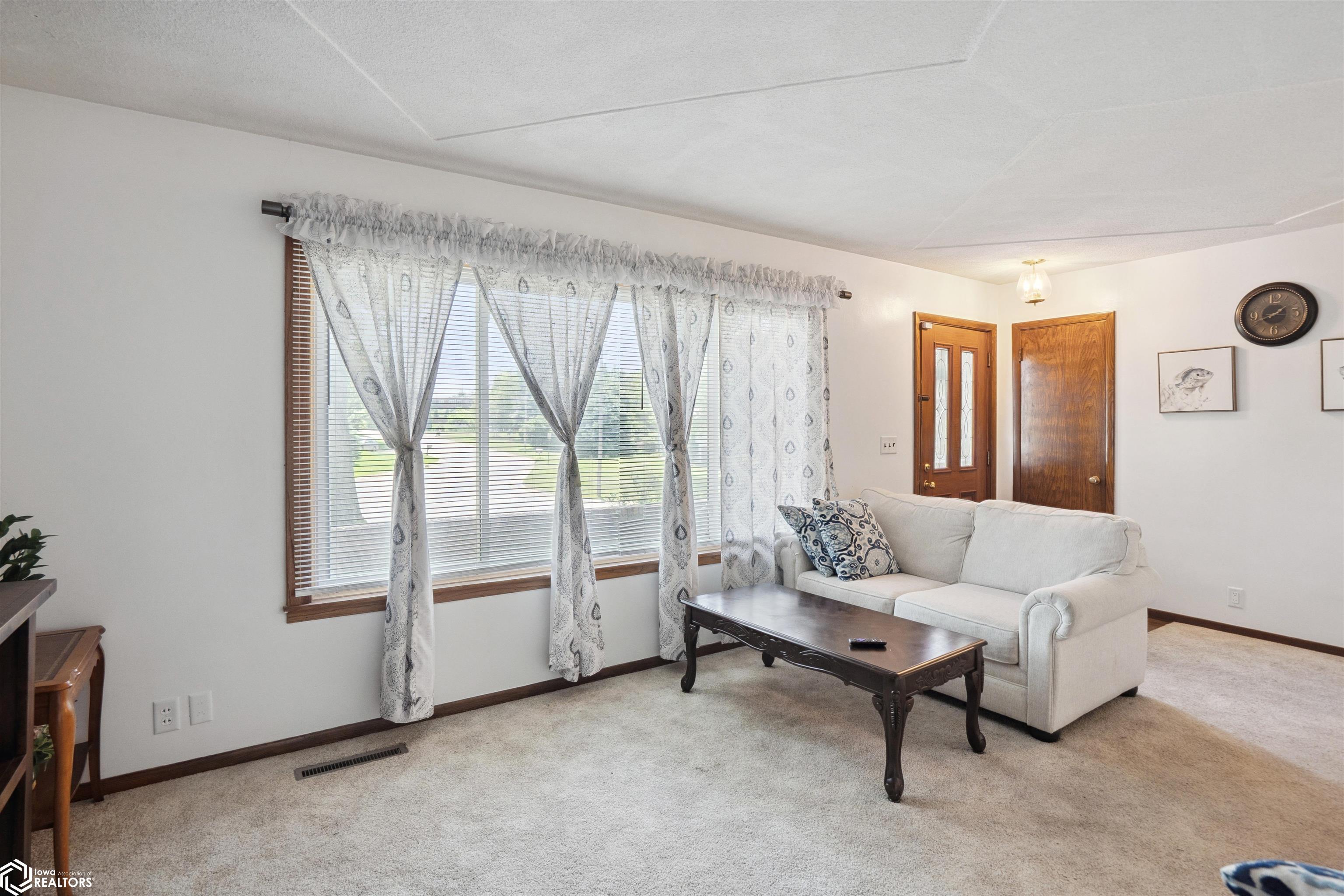 2505 Reyclif Drive, Marshalltown, Iowa image 4