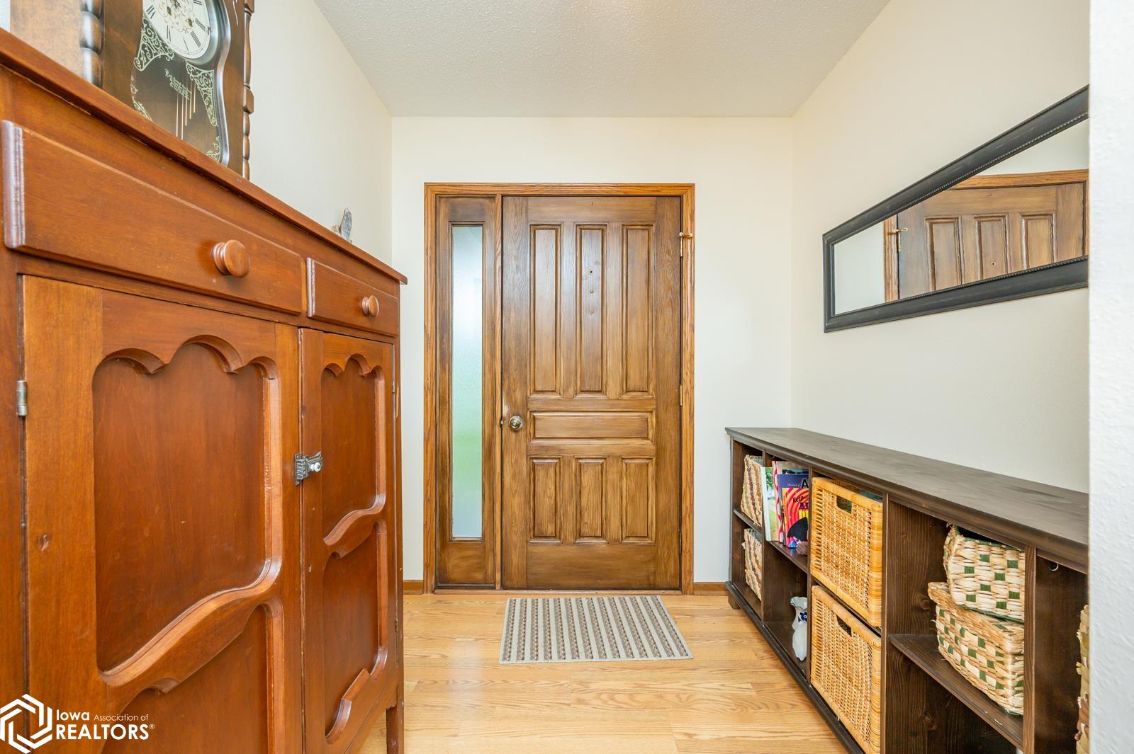 209 S Vine Avenue, Lacona, Iowa image 2