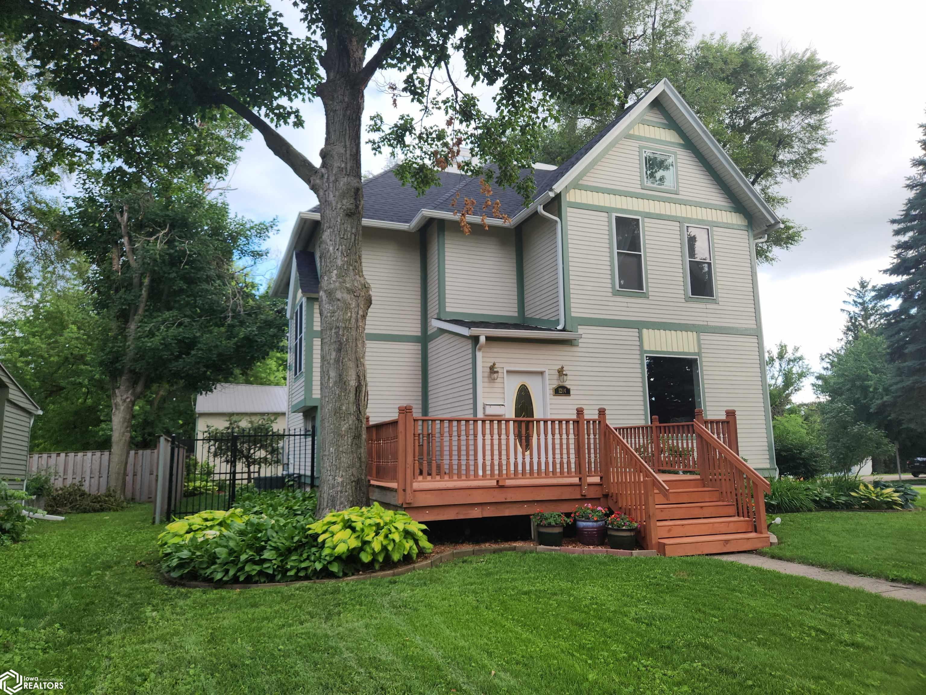 1204 3rd Avenue, Grinnell, Iowa image 1