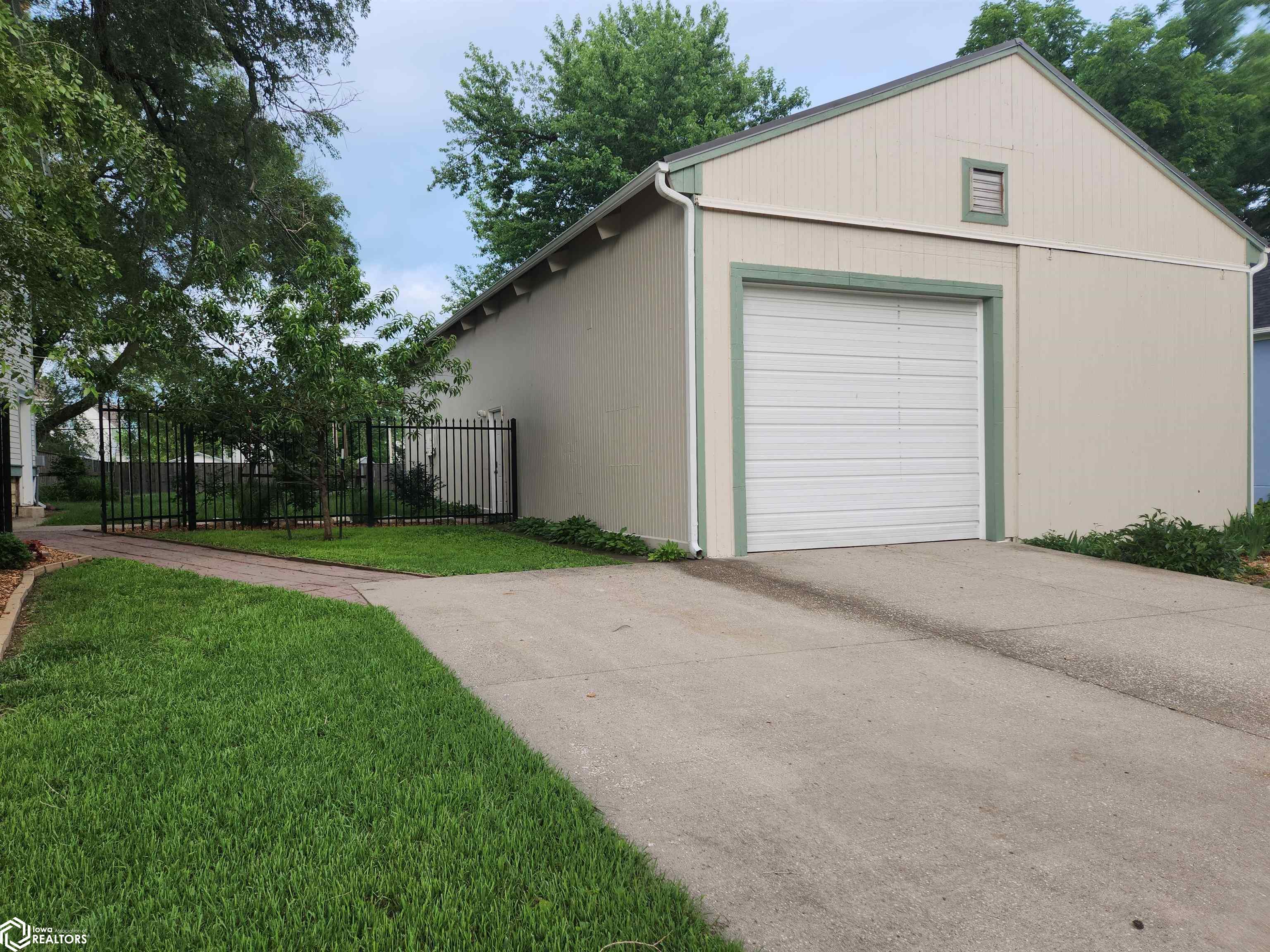 1204 3rd Avenue, Grinnell, Iowa image 3