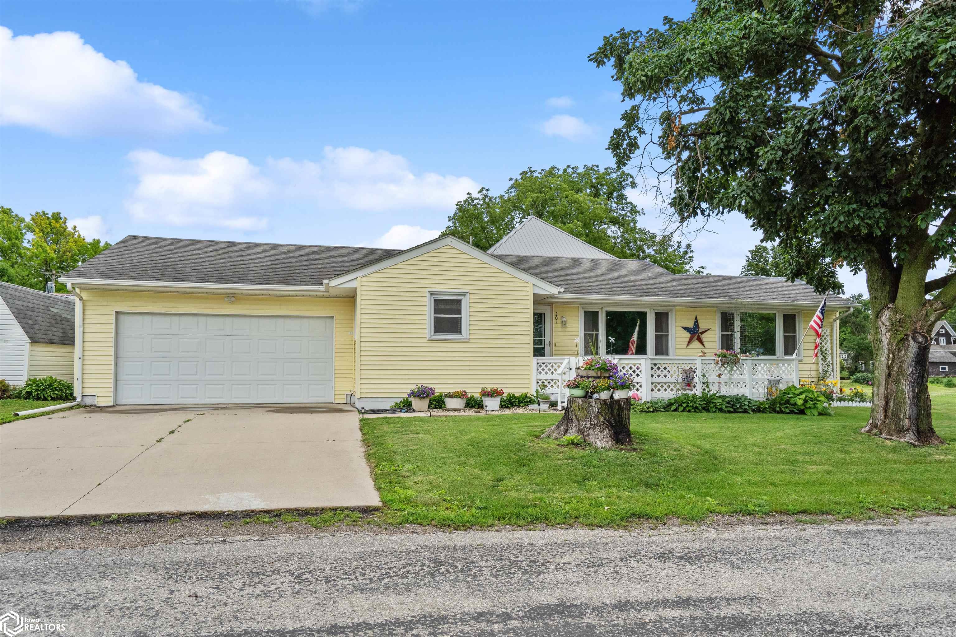 201 N 8th Street, Montezuma, Iowa image 1
