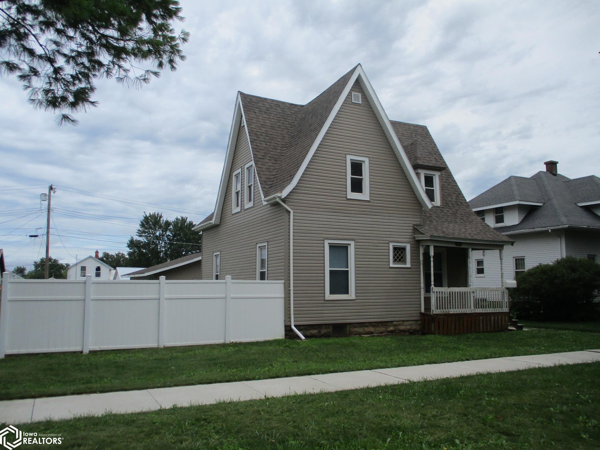 309 W 6th Street, Vinton, Iowa image 1