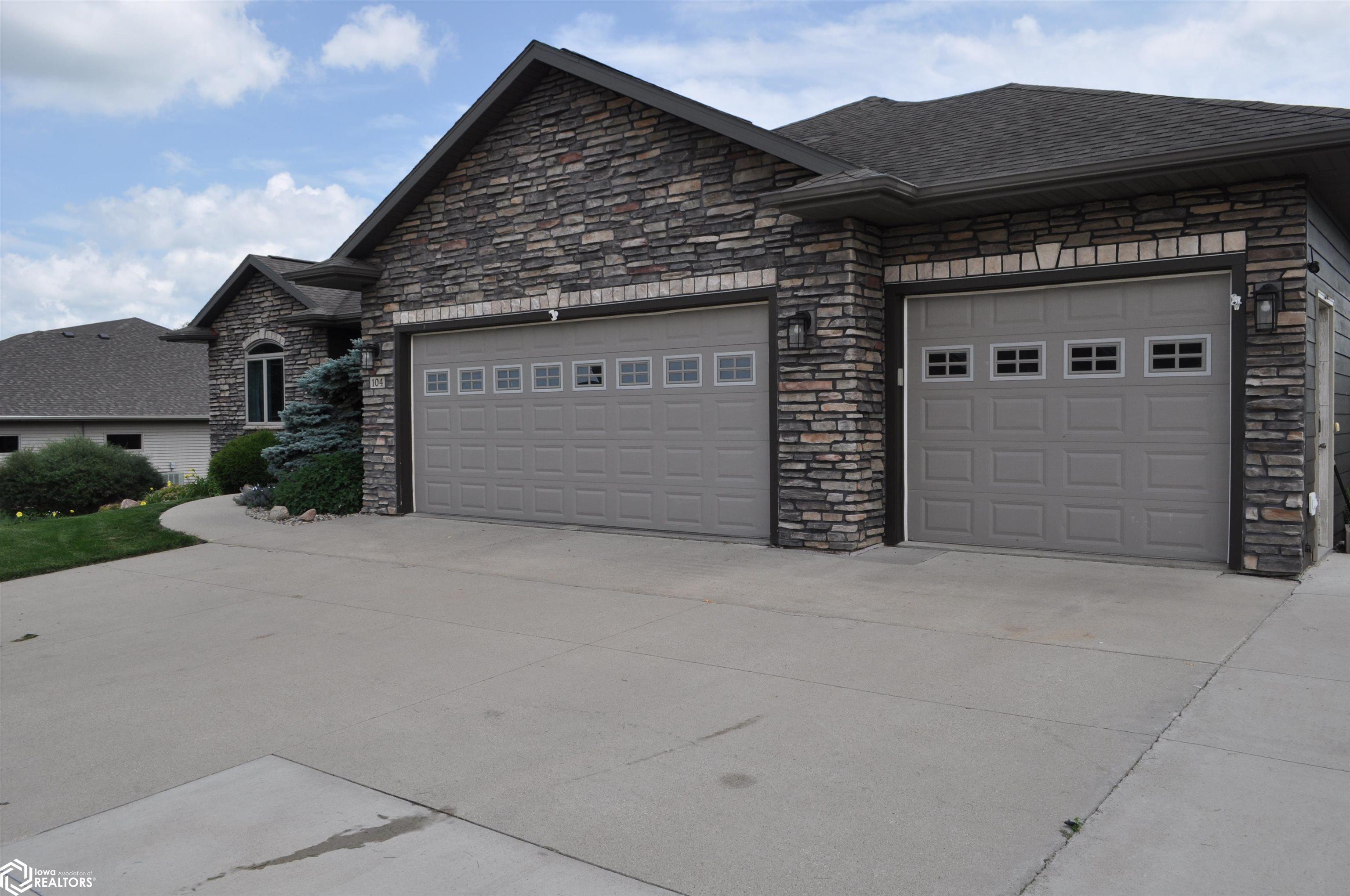 104 E Timber Creek Drive, Carroll, Iowa image 3