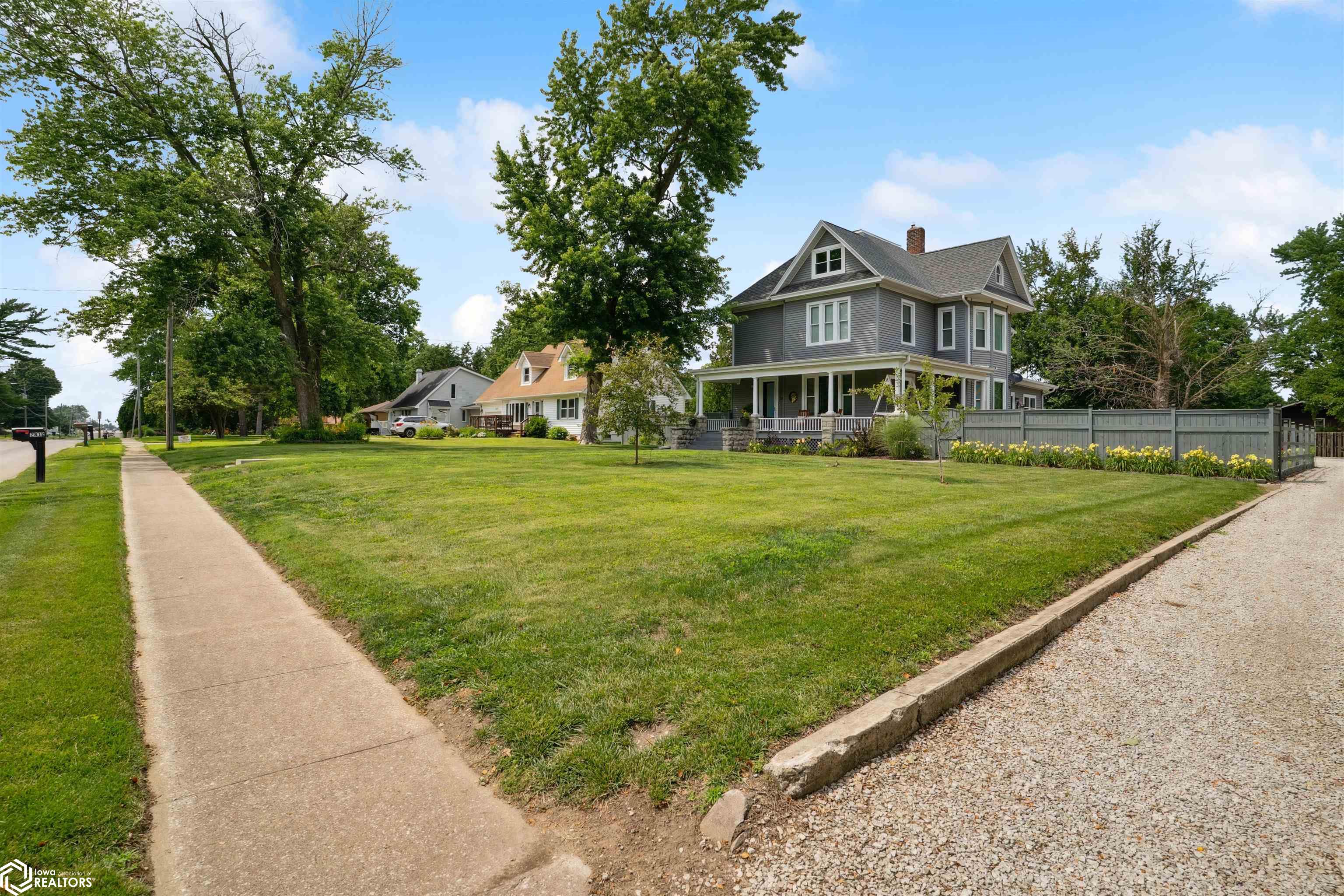 2812 West Avenue, Burlington, Iowa image 3