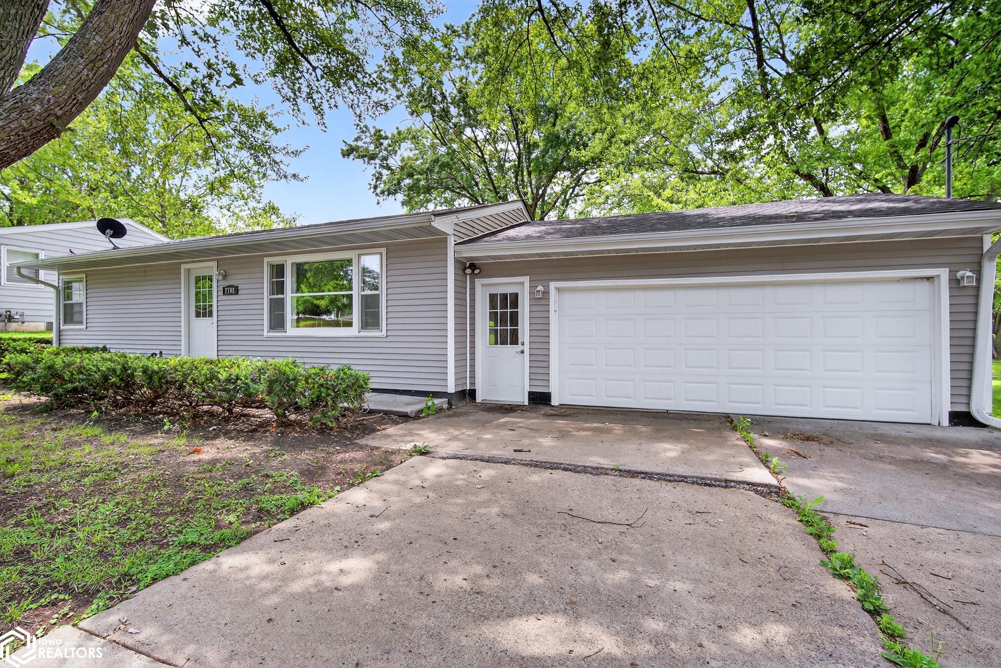 7702 SW 9th Street, Des Moines, Iowa image 2