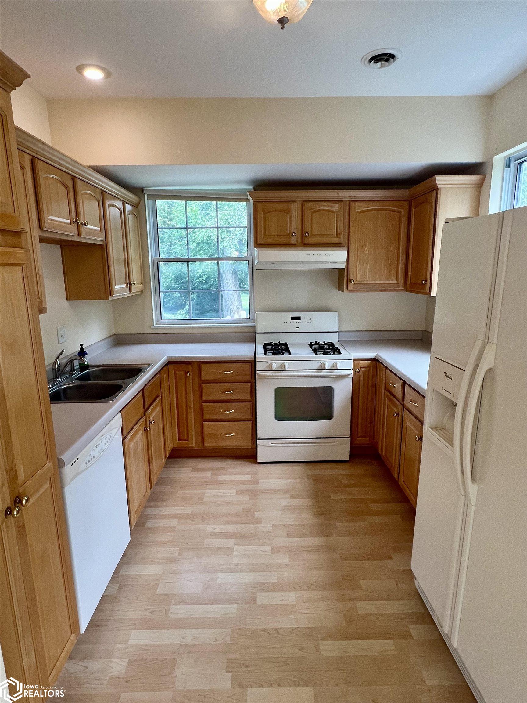 710 Orchard Place, Fairfield, Iowa image 11