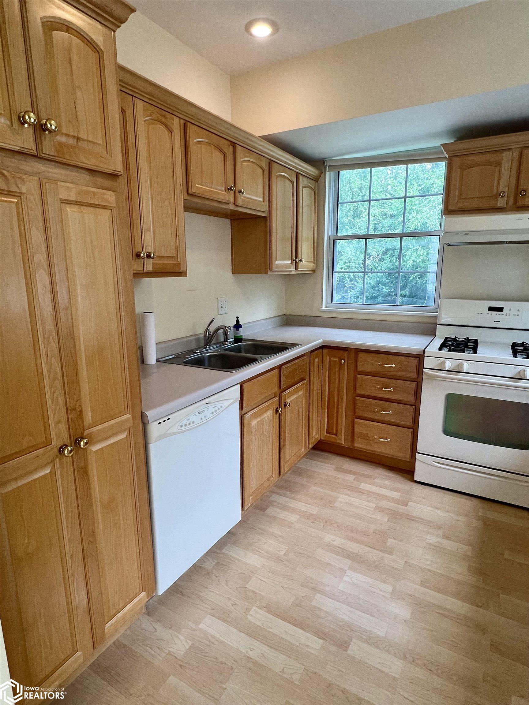 710 Orchard Place, Fairfield, Iowa image 13