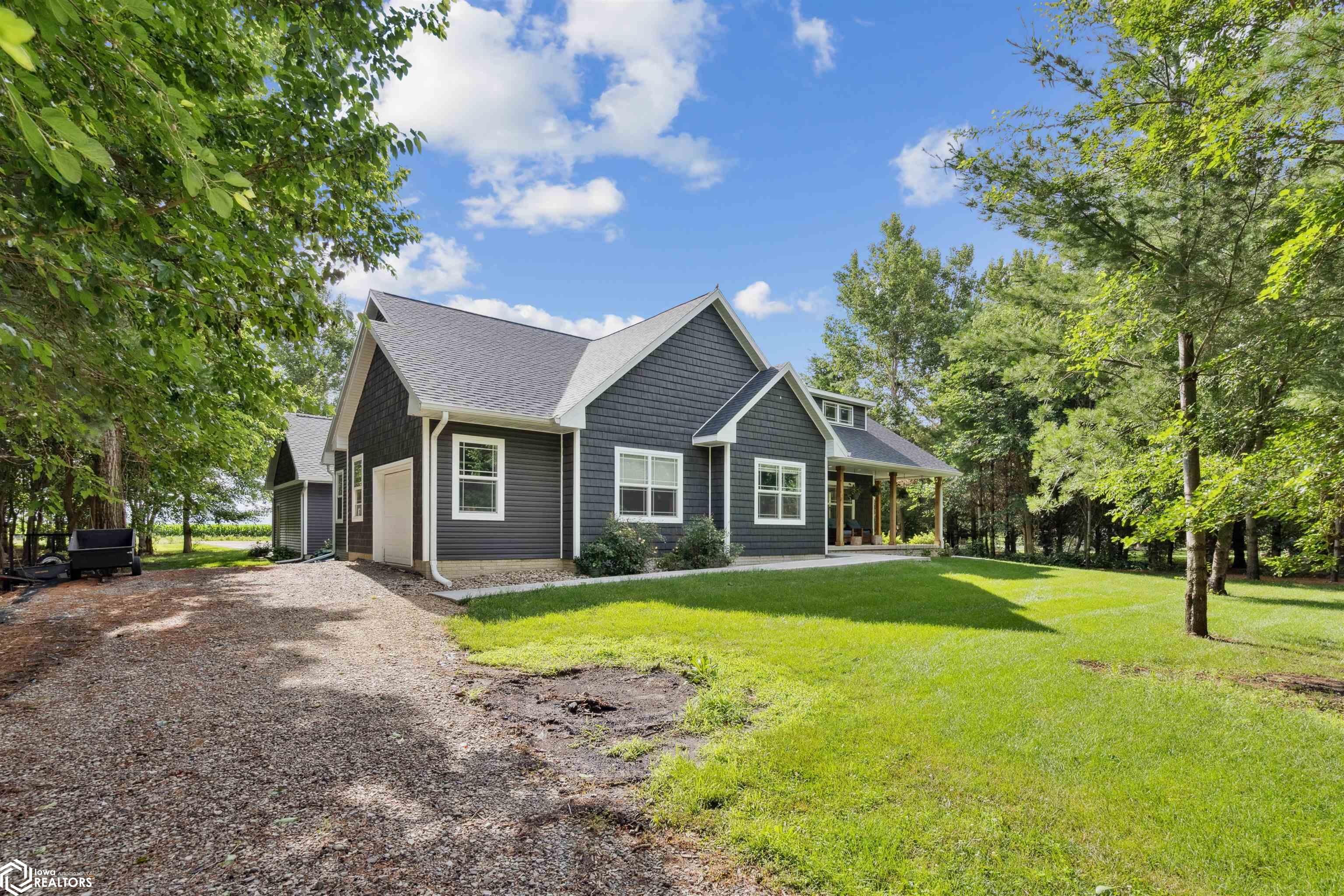 2404 Evergreen Circle, State Center, Iowa image 2