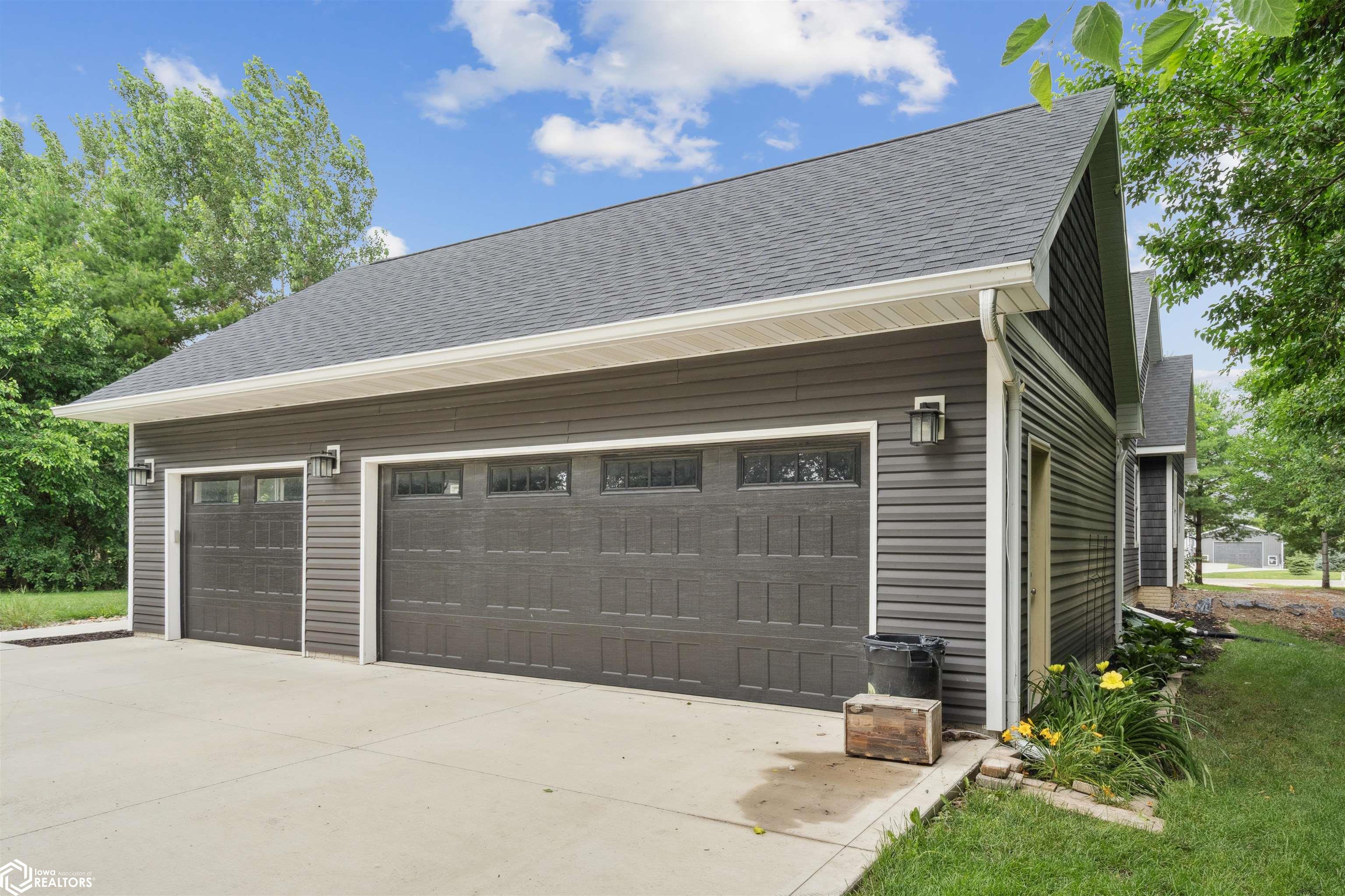 2404 Evergreen Circle, State Center, Iowa image 24