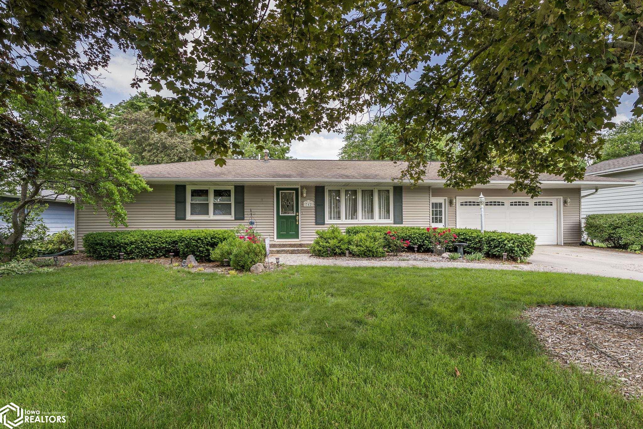 742 S 10th Avenue, Washington, Iowa image 1