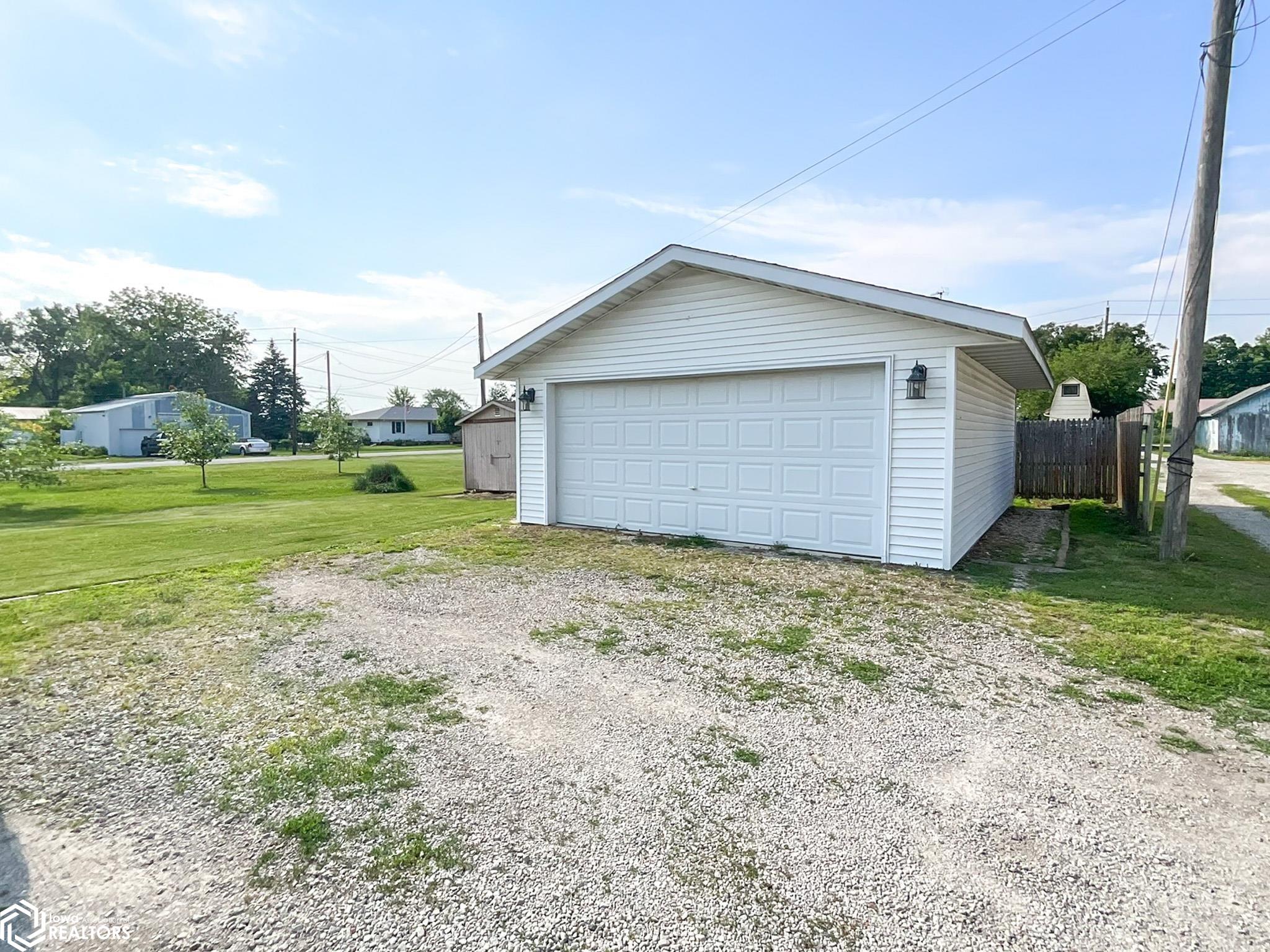 407 W Market Street, New Sharon, Iowa image 4