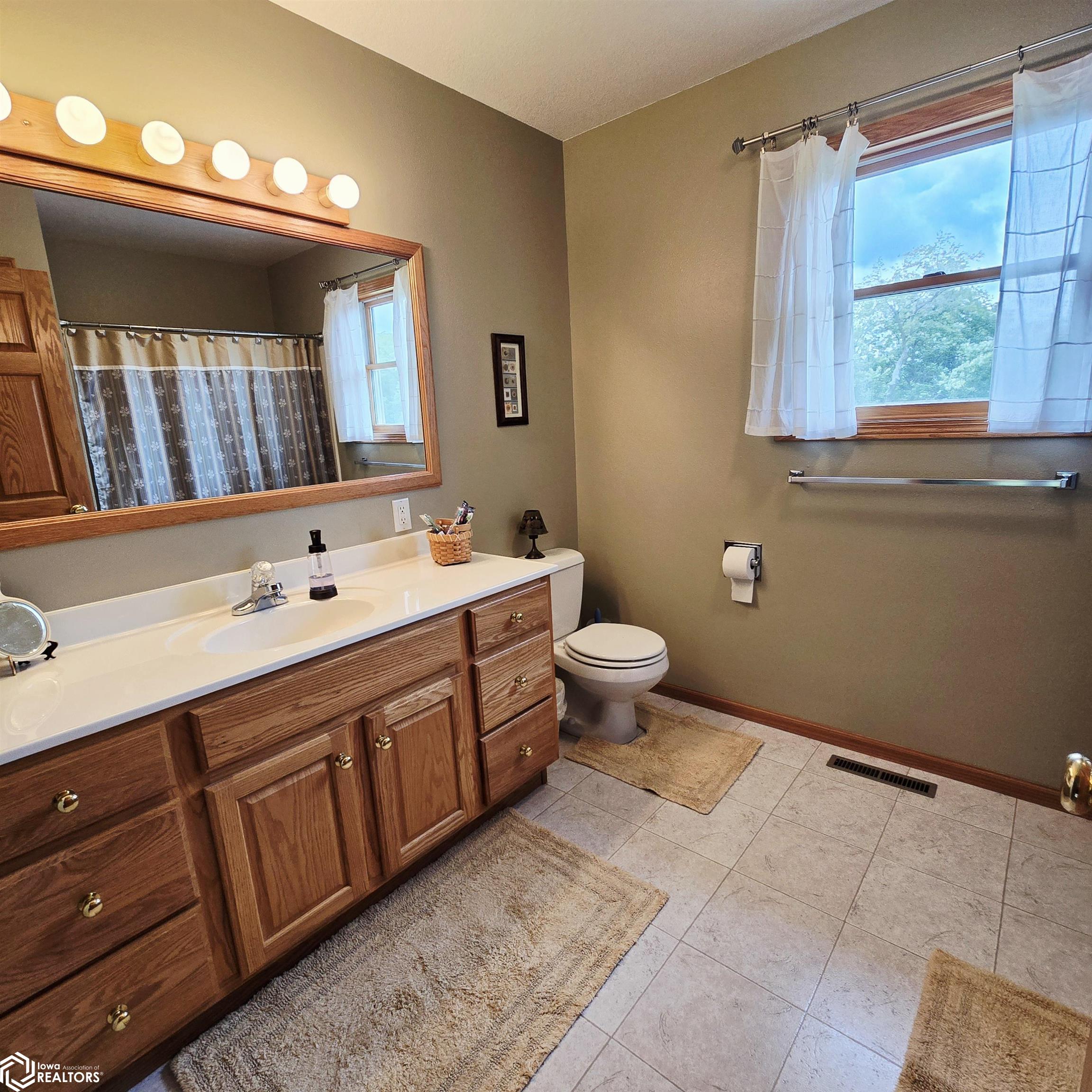 2196 Oxford Avenue, Oskaloosa, Iowa image 16