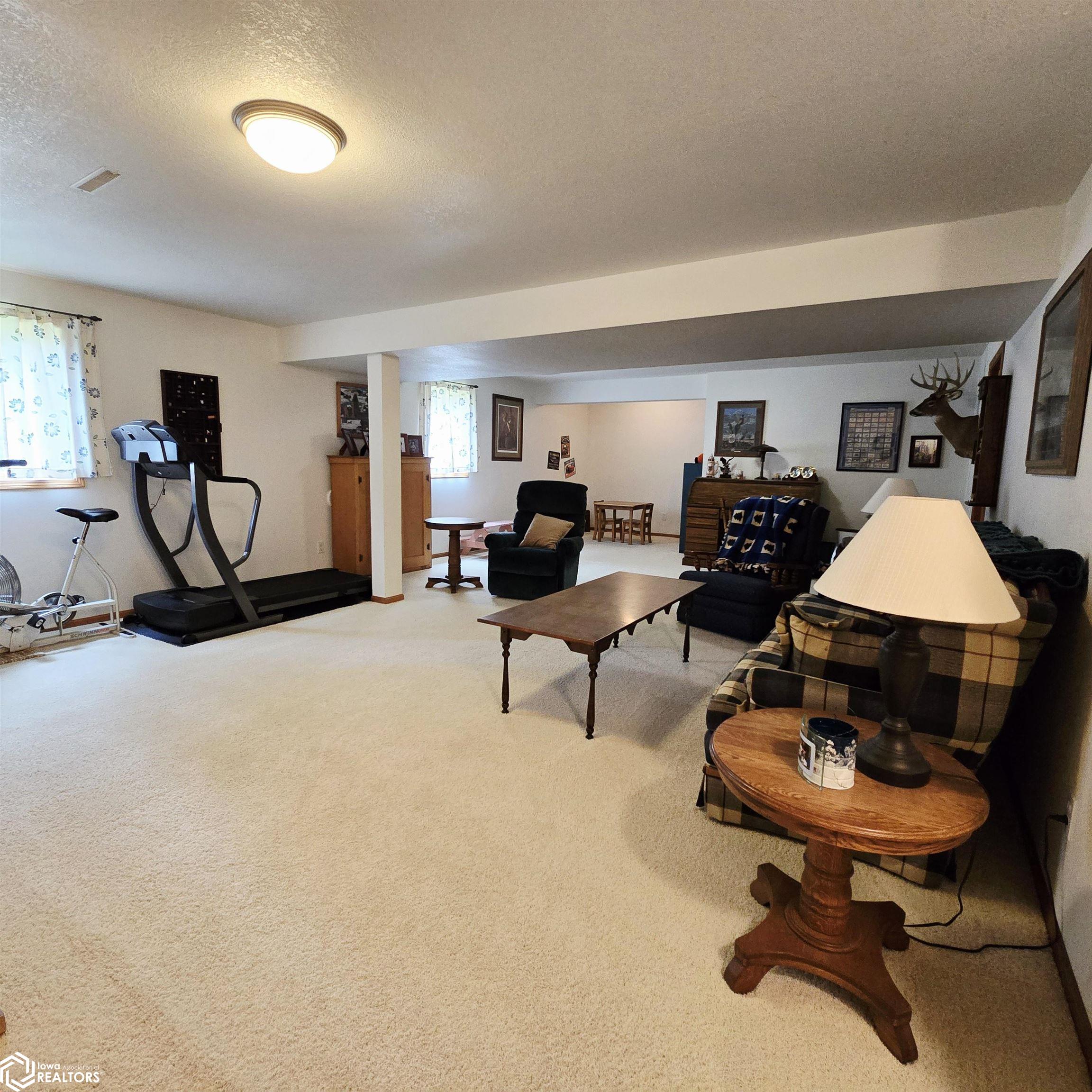 2196 Oxford Avenue, Oskaloosa, Iowa image 23