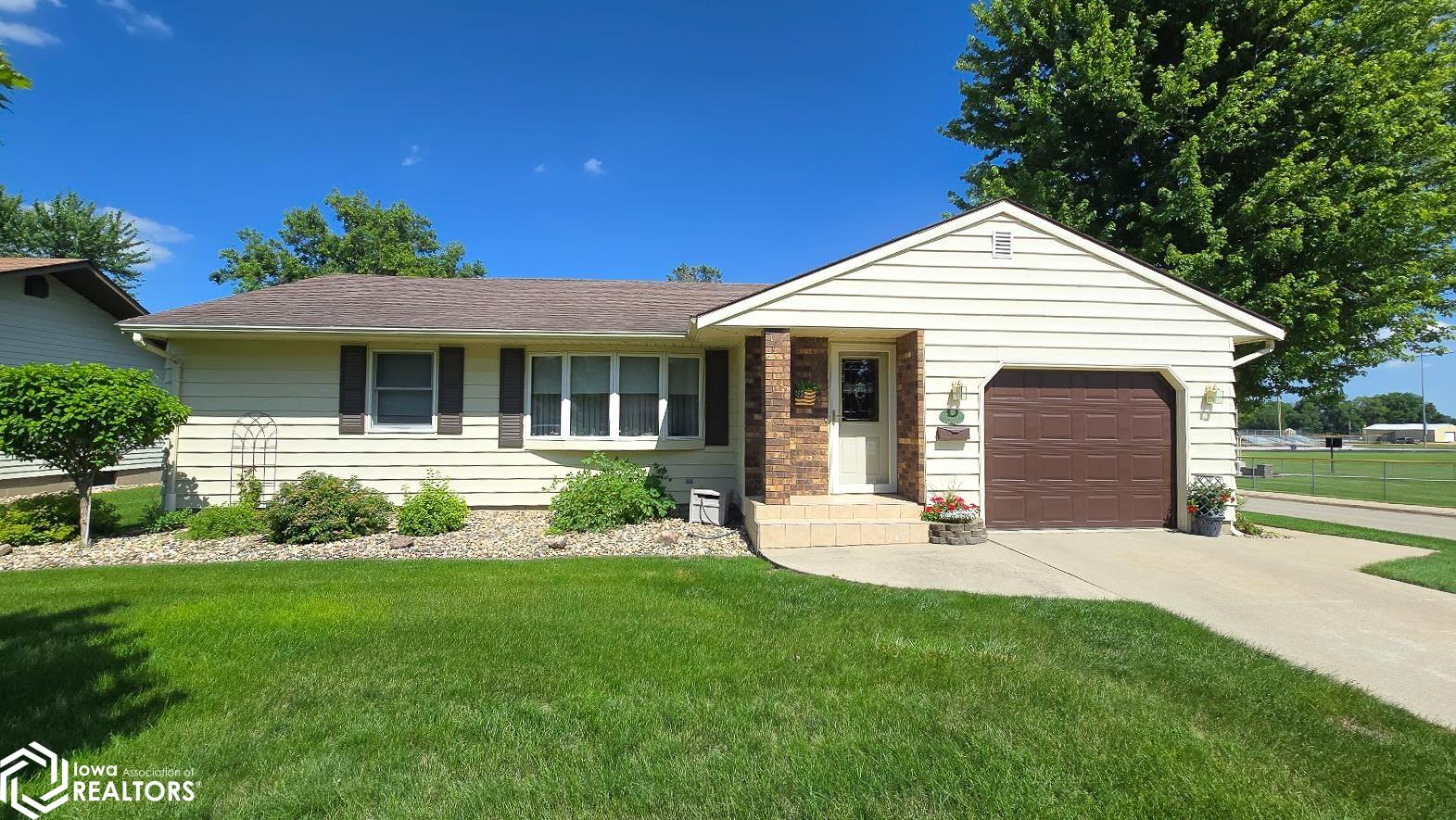 1009 S Grant Street, Lake Mills, Iowa image 1