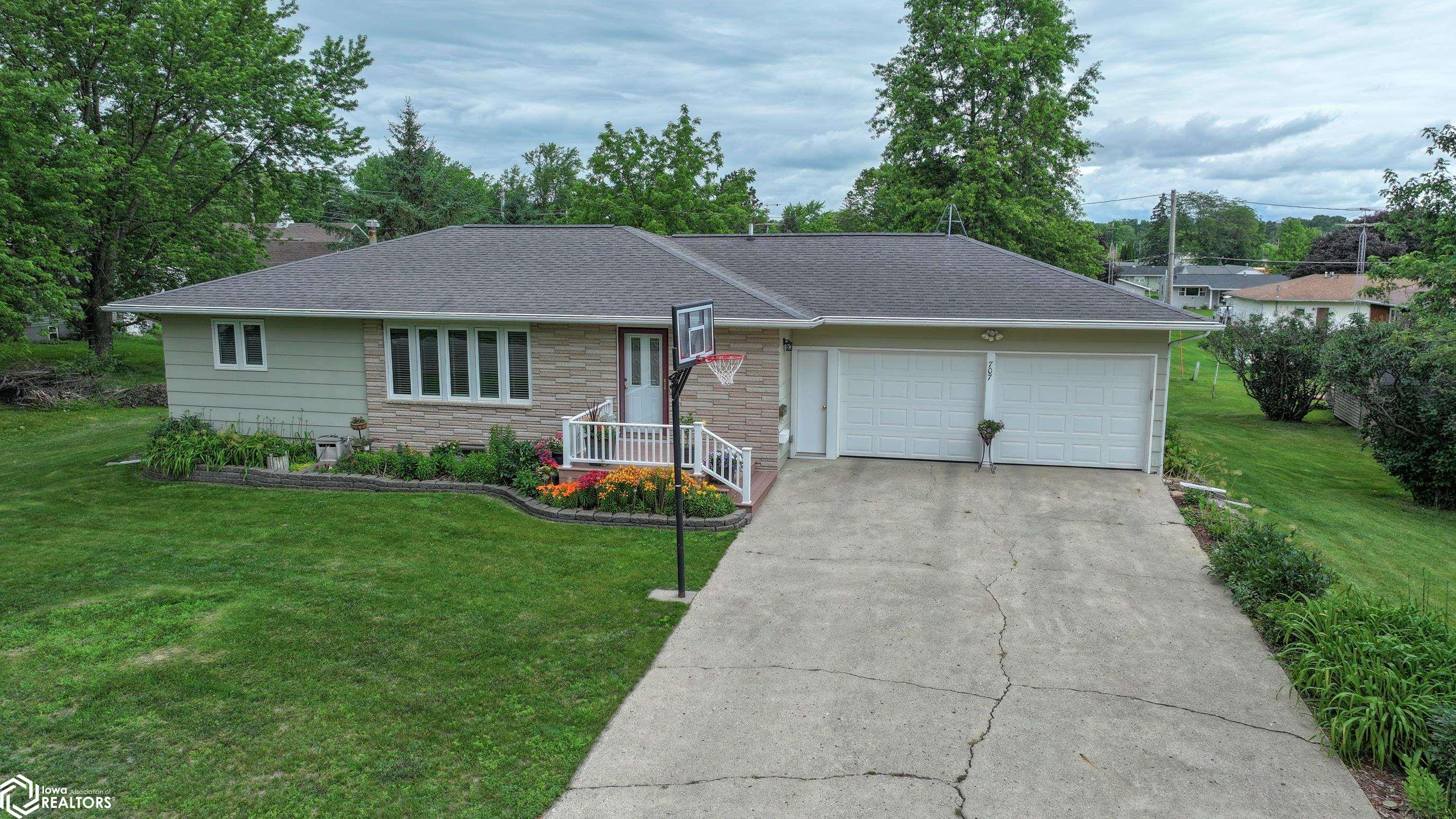 707 9th Ave, Ackley, Iowa image 2