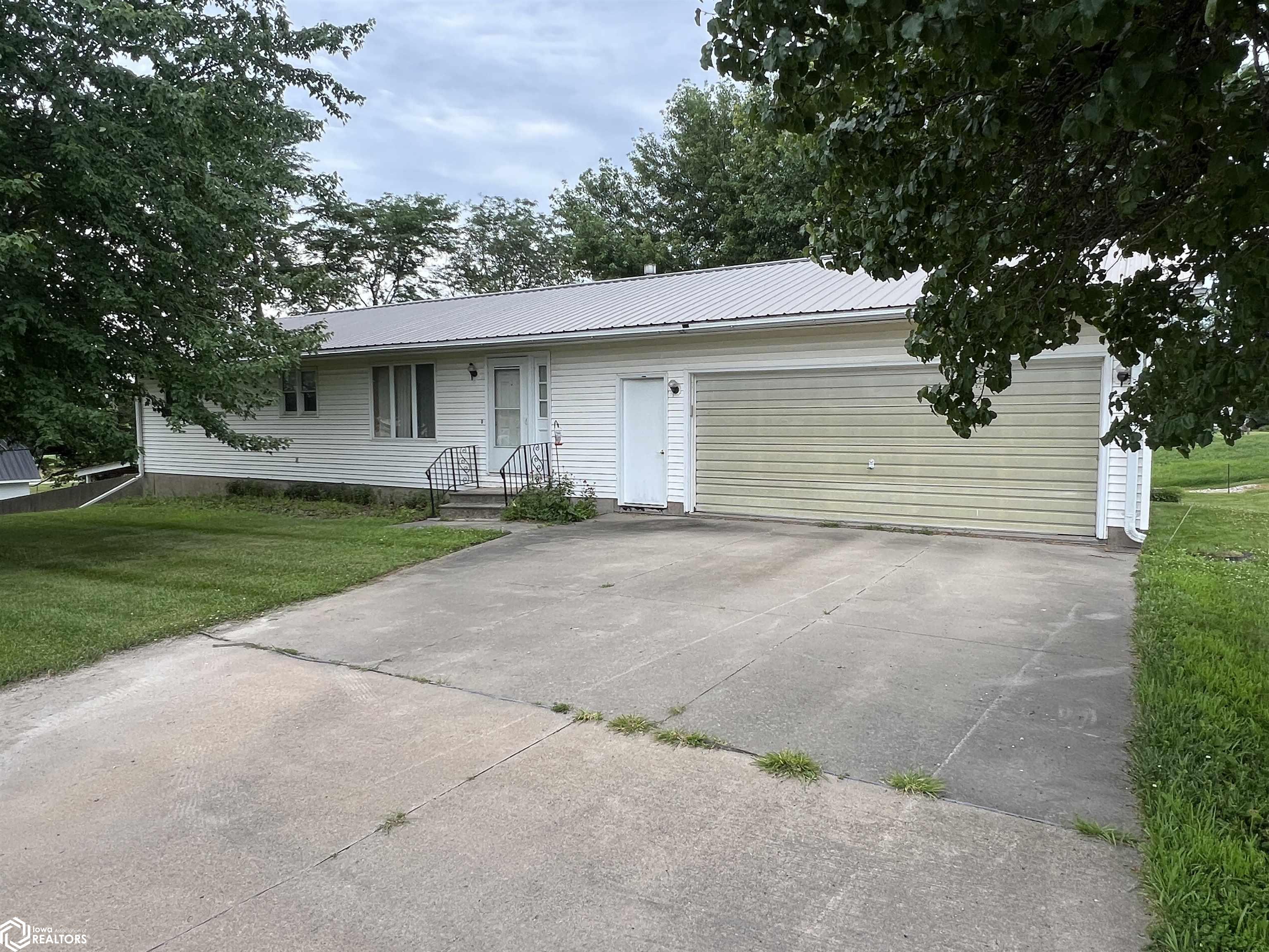 2146 S 32nd Street, Fairfield, Iowa image 1