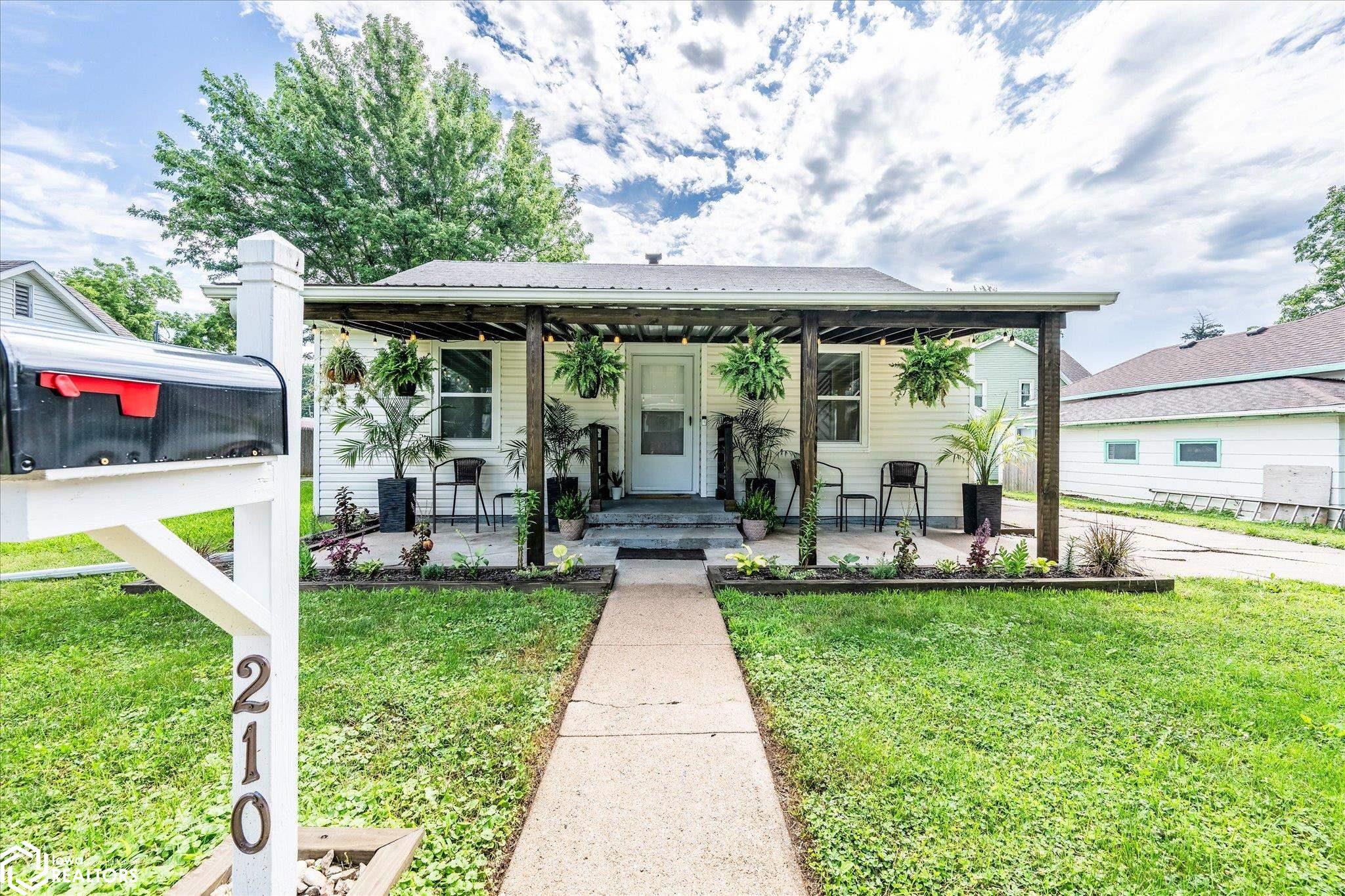 210 N Maple Avenue, Logan, Iowa image 2