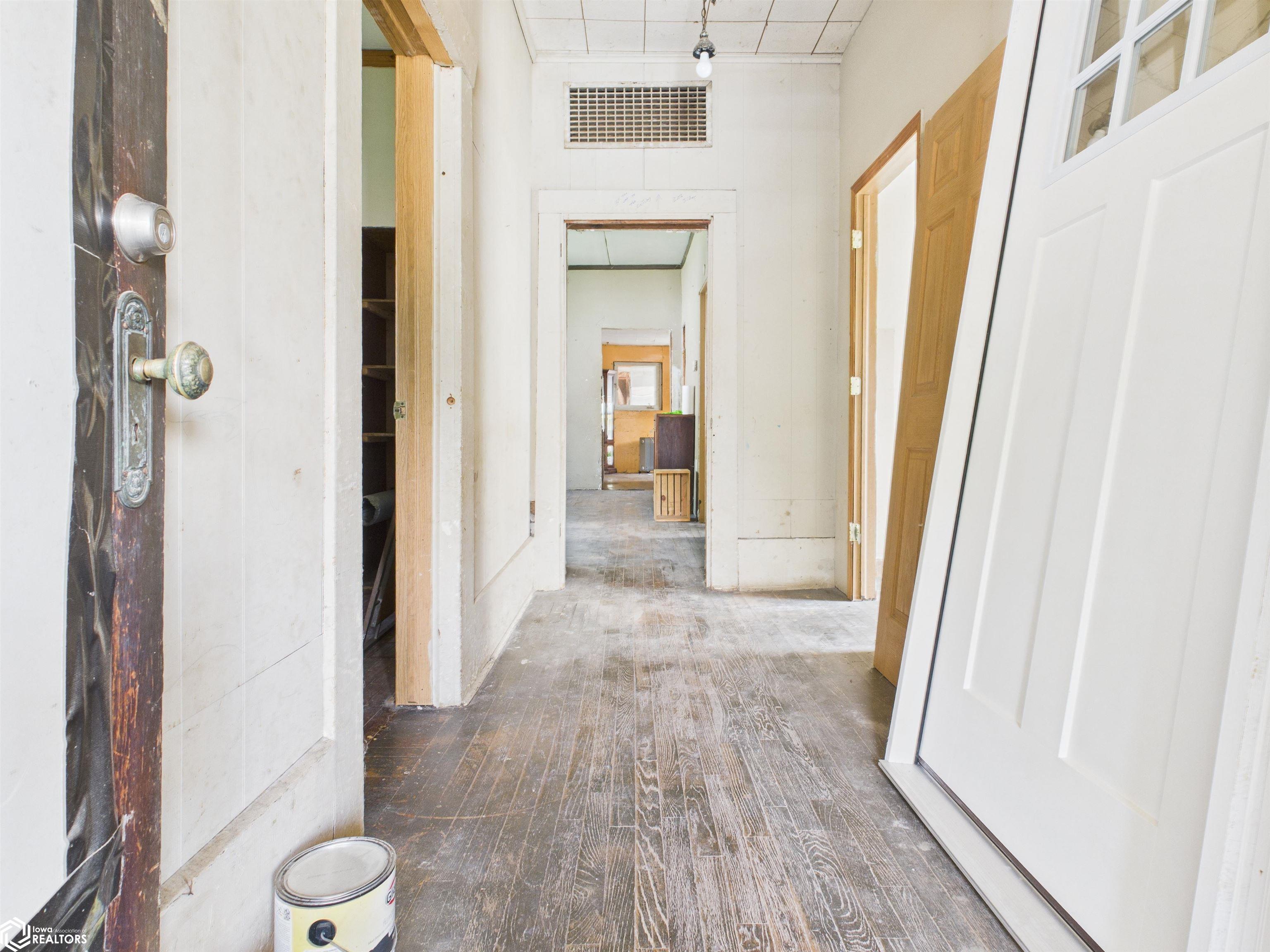 Has hardwood floors