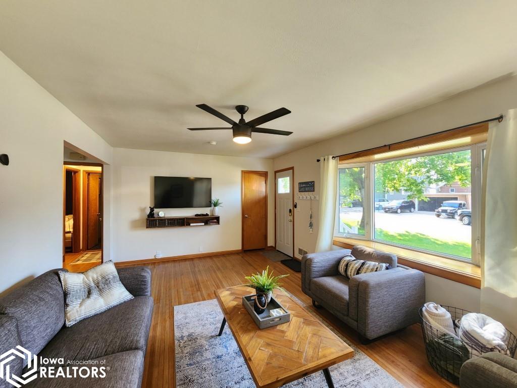 2112 S Lakeview Drive, Clear Lake, Iowa image 2